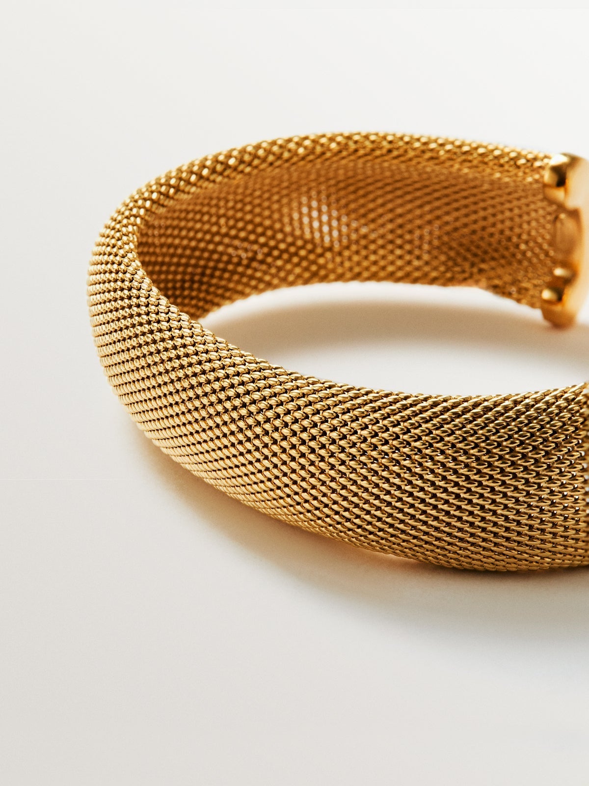Pulsera rígida de plata 925 bañada en oro amarillo de 18K abierta y con malla