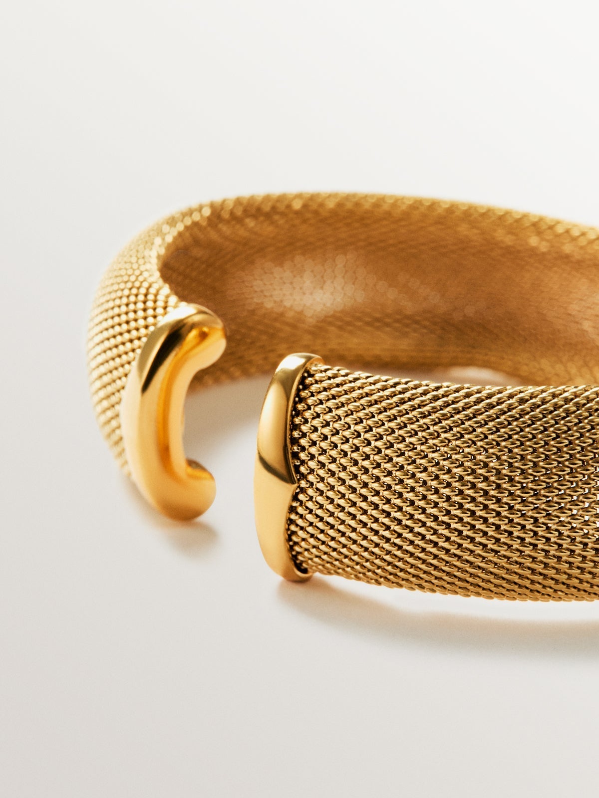 Pulsera rígida de plata 925 bañada en oro amarillo de 18K abierta y con malla