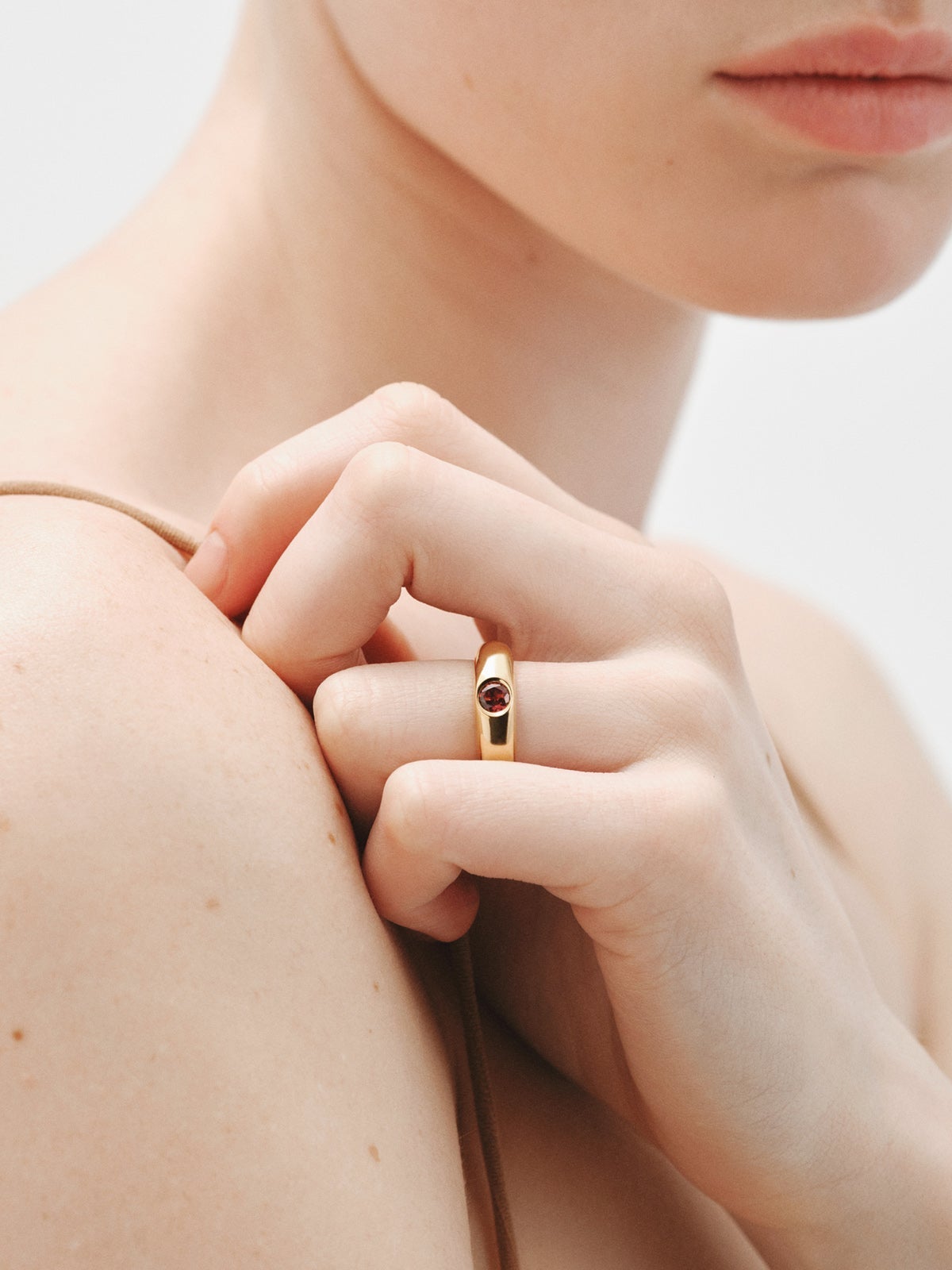 Anillo de plata 925 bañada en oro amarillo de 18K con rodolita roja