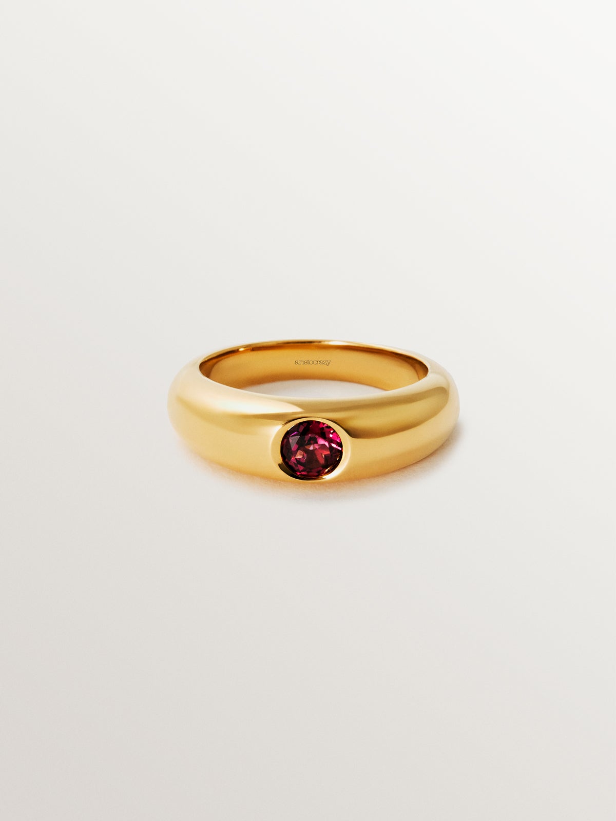Anillo de plata 925 bañada en oro amarillo de 18K con rodolita roja