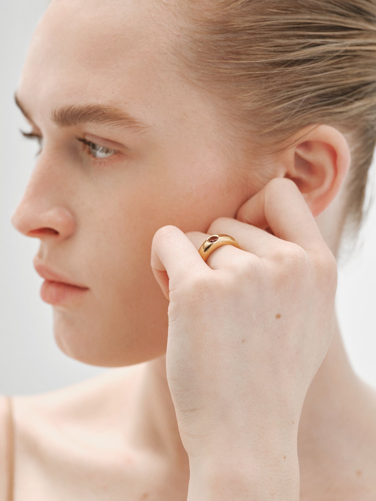 Anillo de plata 925 bañada en oro amarillo de 18K con rodolita roja