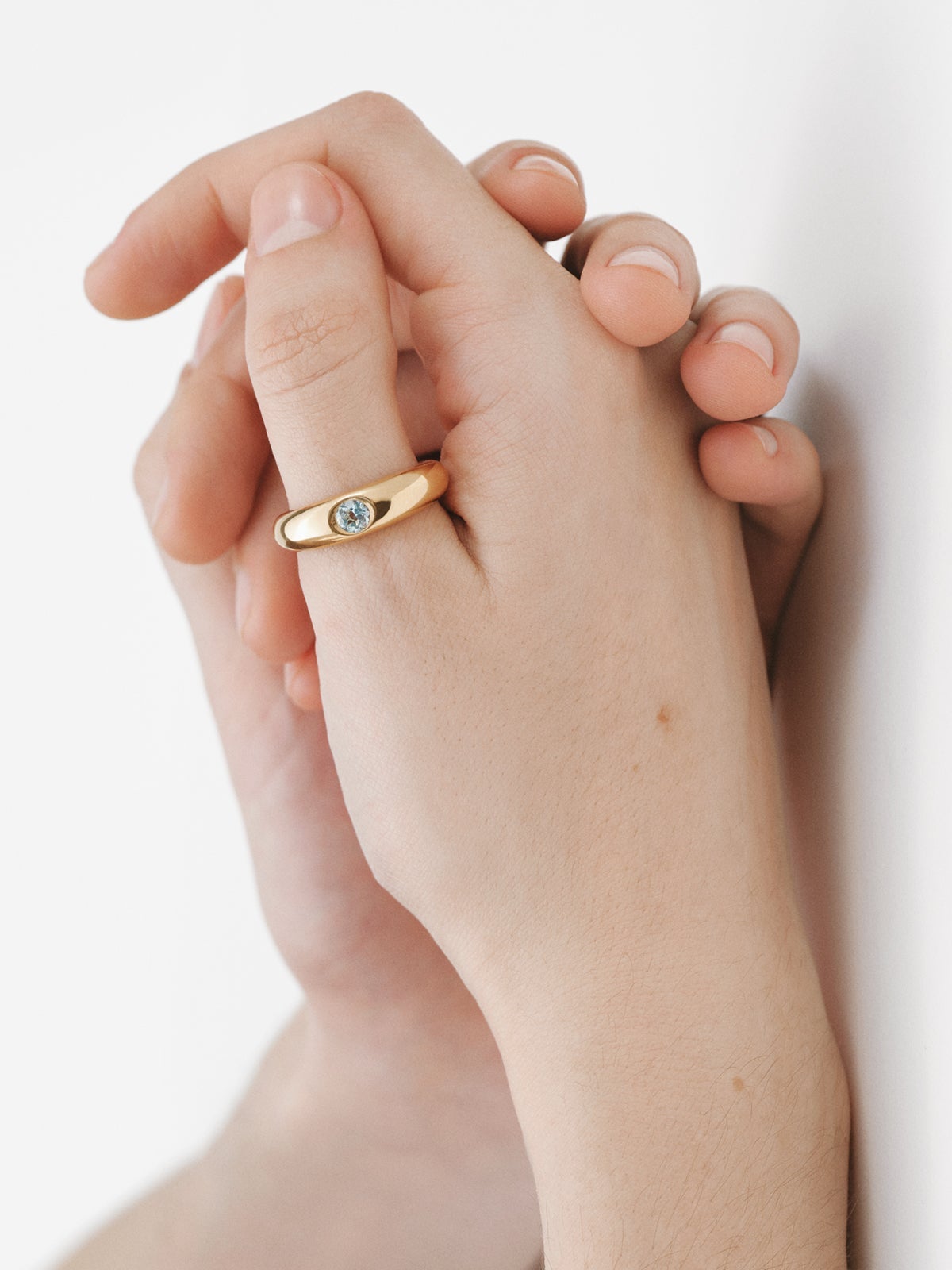 Anillo de plata 925 bañada en oro amarillo de 18K con topacio azul sky