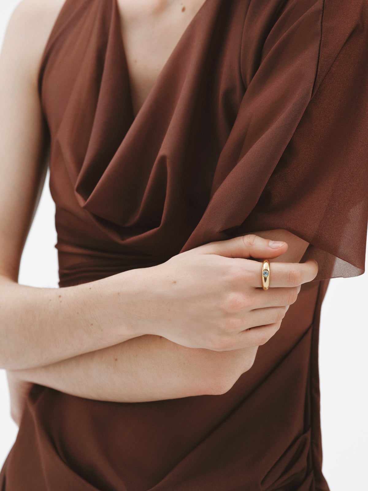 Anillo de plata 925 bañada en oro amarillo de 18K con topacio azul sky