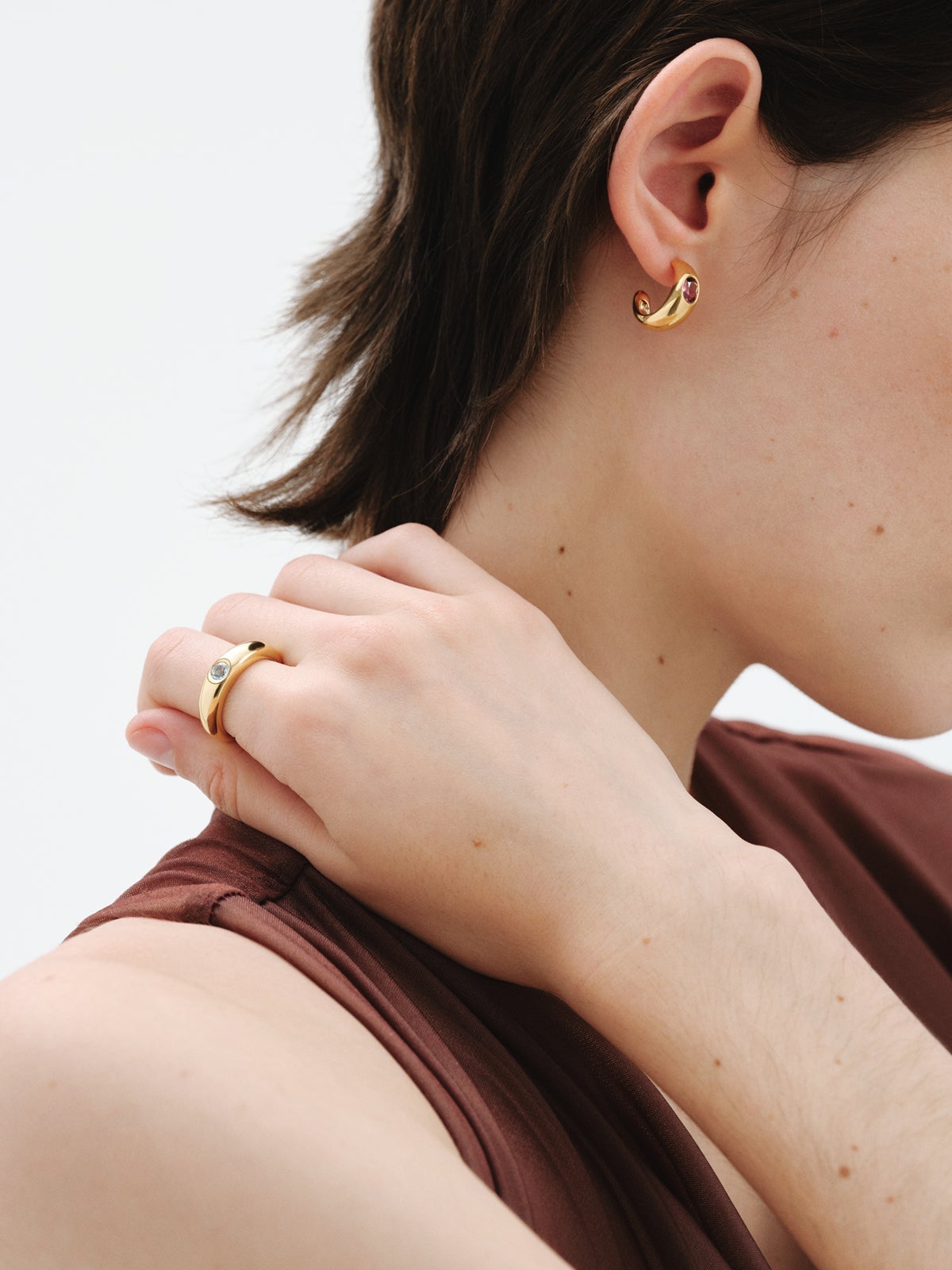 Anillo de plata 925 bañada en oro amarillo de 18K con topacio azul sky