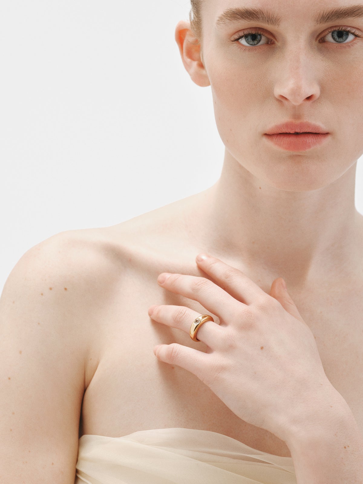 Anillo de plata 925 bañada en oro amarillo de 18K con topacio blanco