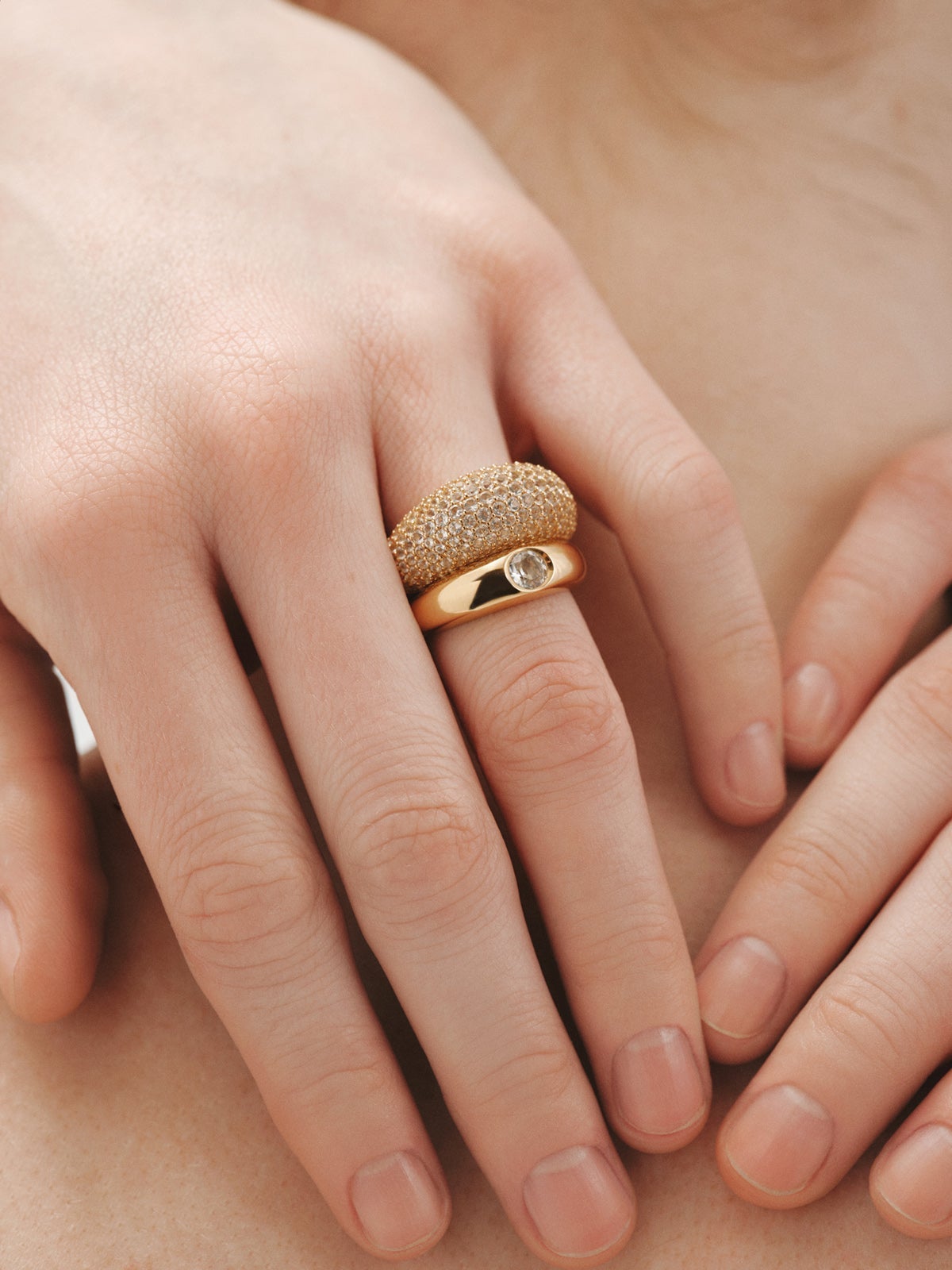 Anillo de plata 925 bañada en oro amarillo de 18K con topacio blanco