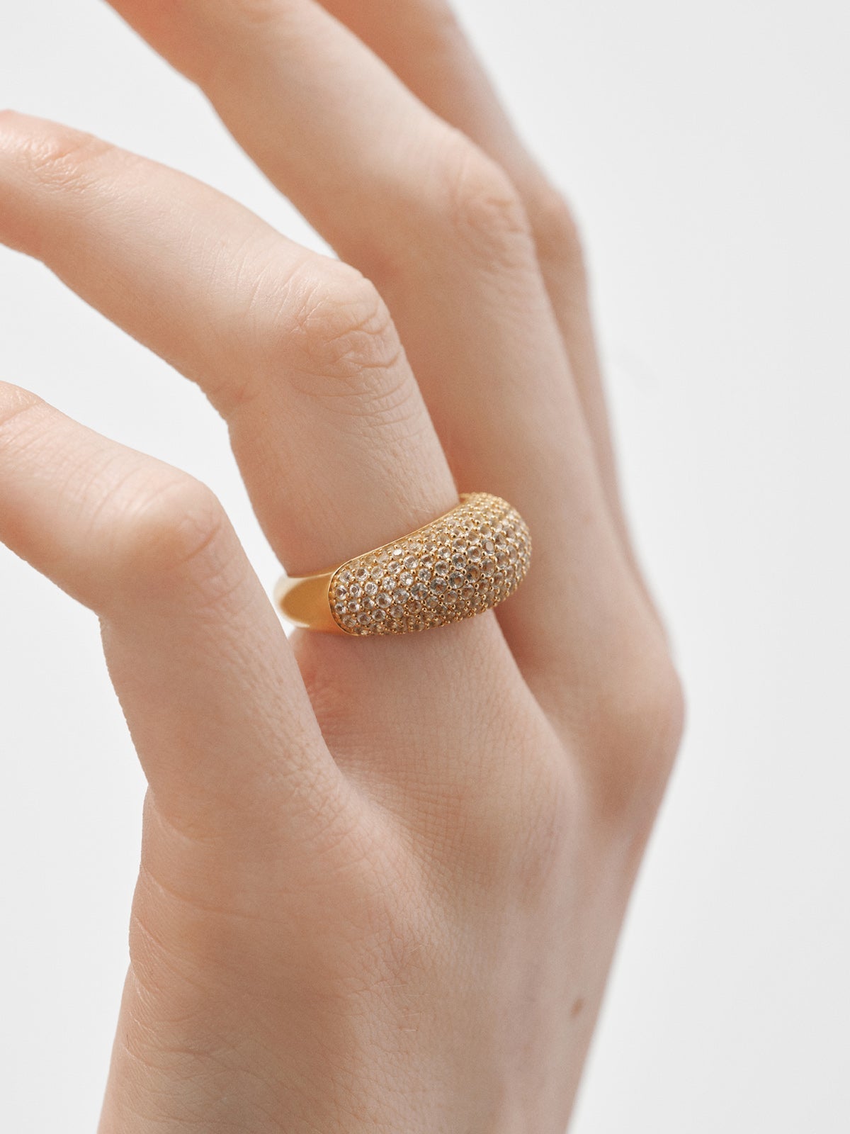 Anillo de plata 925 bañada en oro amarillo de 18K con pavé de topacios blancos