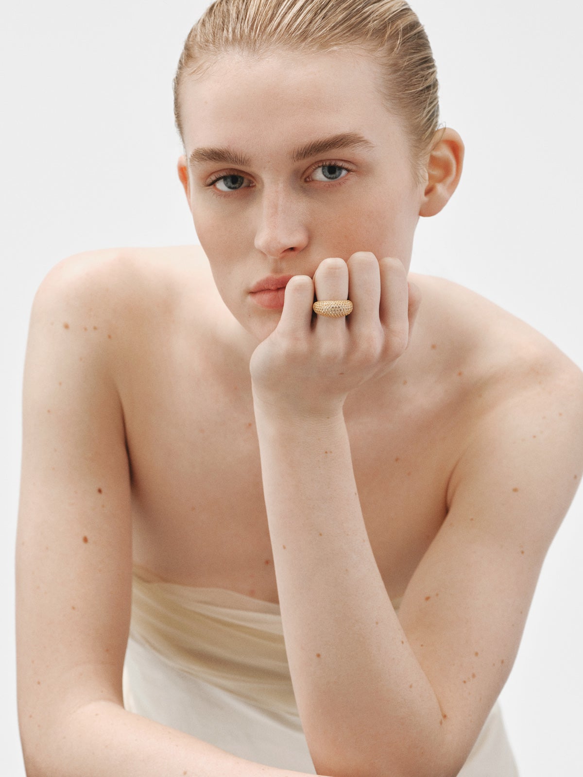 Anillo de plata 925 bañada en oro amarillo de 18K con pavé de topacios blancos