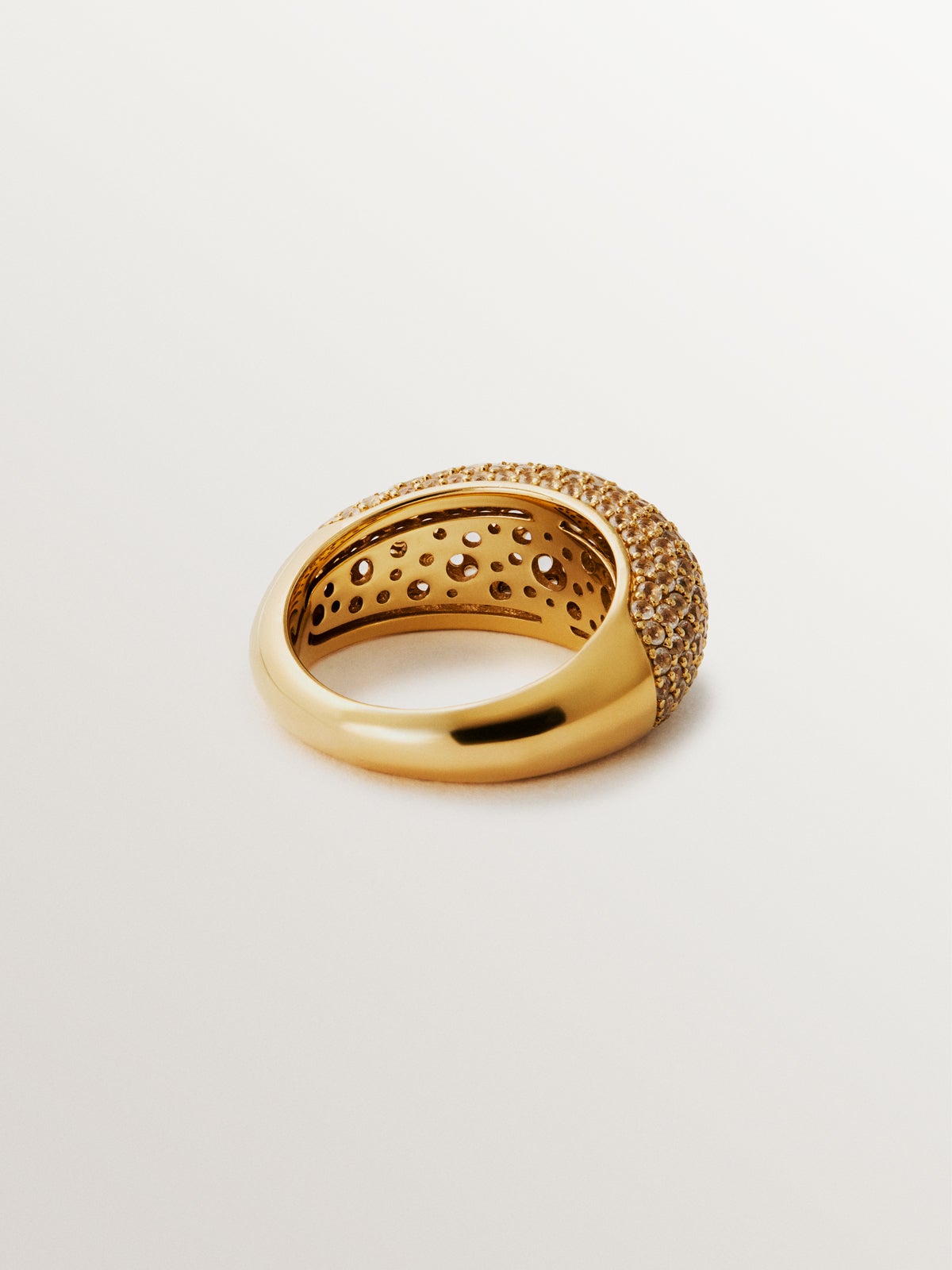 Anillo de plata 925 bañada en oro amarillo de 18K con pavé de topacios blancos