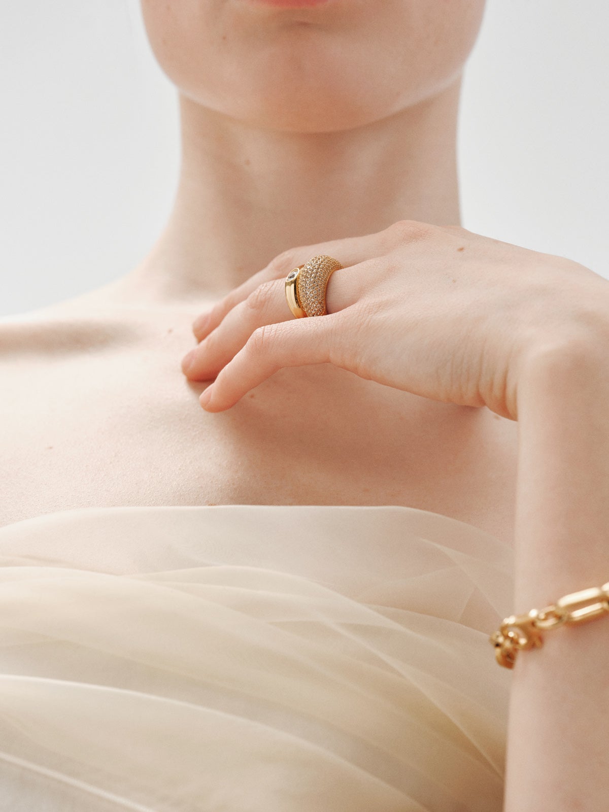 Anillo de plata 925 bañada en oro amarillo de 18K con pavé de topacios blancos