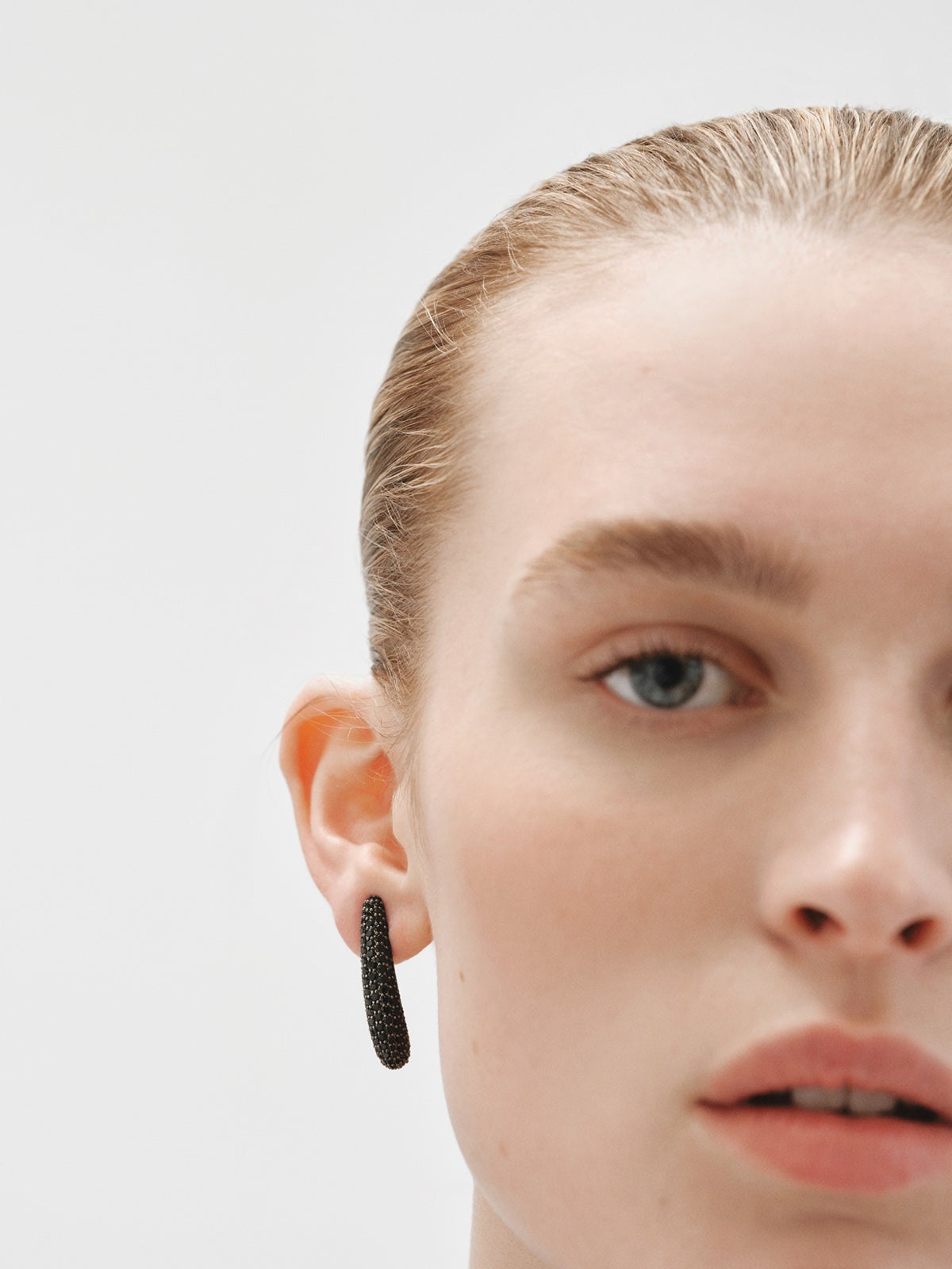 Pendientes largos de plata 925 con pavé de espinelas negras