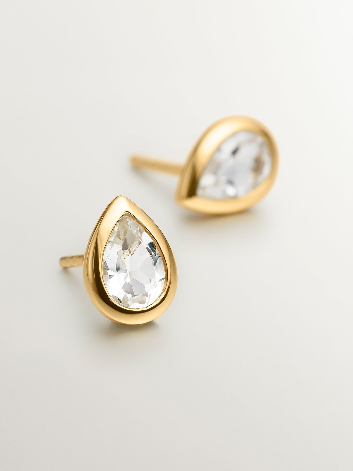 Pendientes de plata 925 bañada en oro amarillo de 18K con 2 topacios blancos
