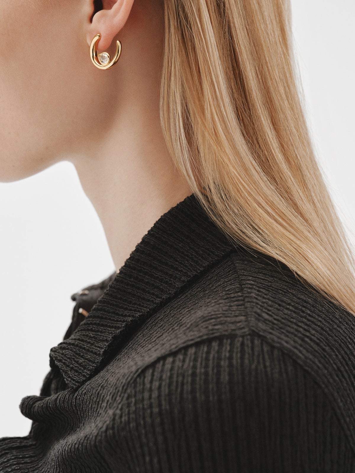 Pendientes de aro de plata 925 bañada en oro amarillo de 18K con 2 topacios blancos