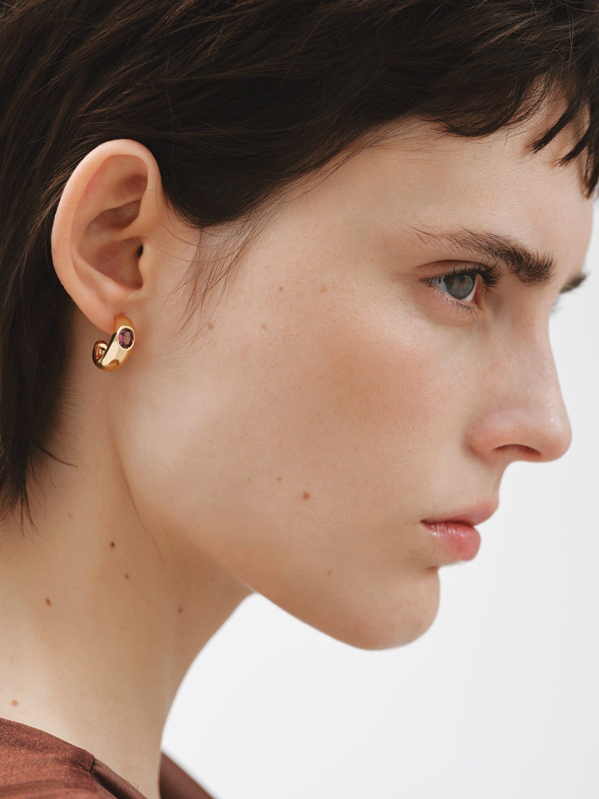 Pendientes de aro de plata 925 bañada en oro amarillo de 18K con 2 rodolitas rojas