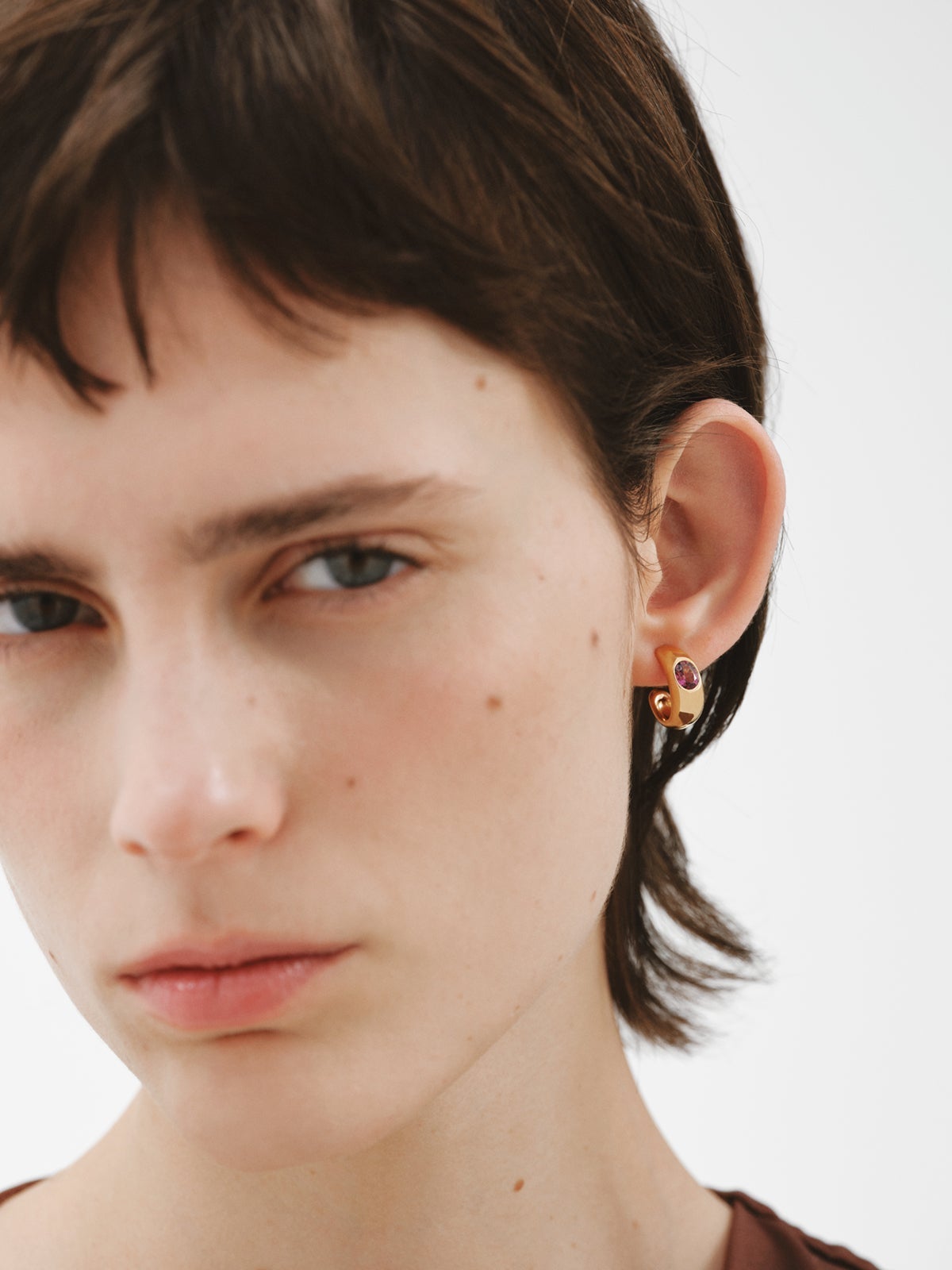 Pendientes de aro de plata 925 bañada en oro amarillo de 18K con 2 rodolitas rojas