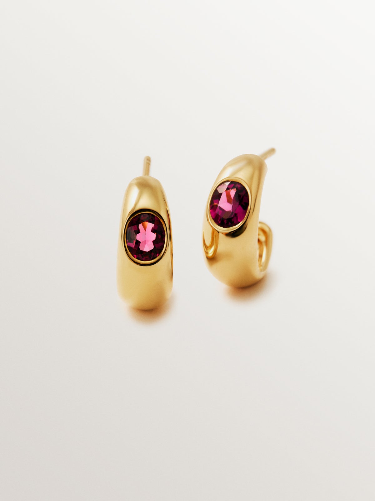 Pendientes de aro de plata 925 bañada en oro amarillo de 18K con 2 rodolitas rojas