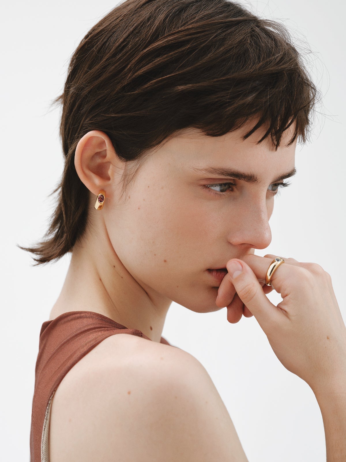 Pendientes de aro de plata 925 bañada en oro amarillo de 18K con 2 rodolitas rojas