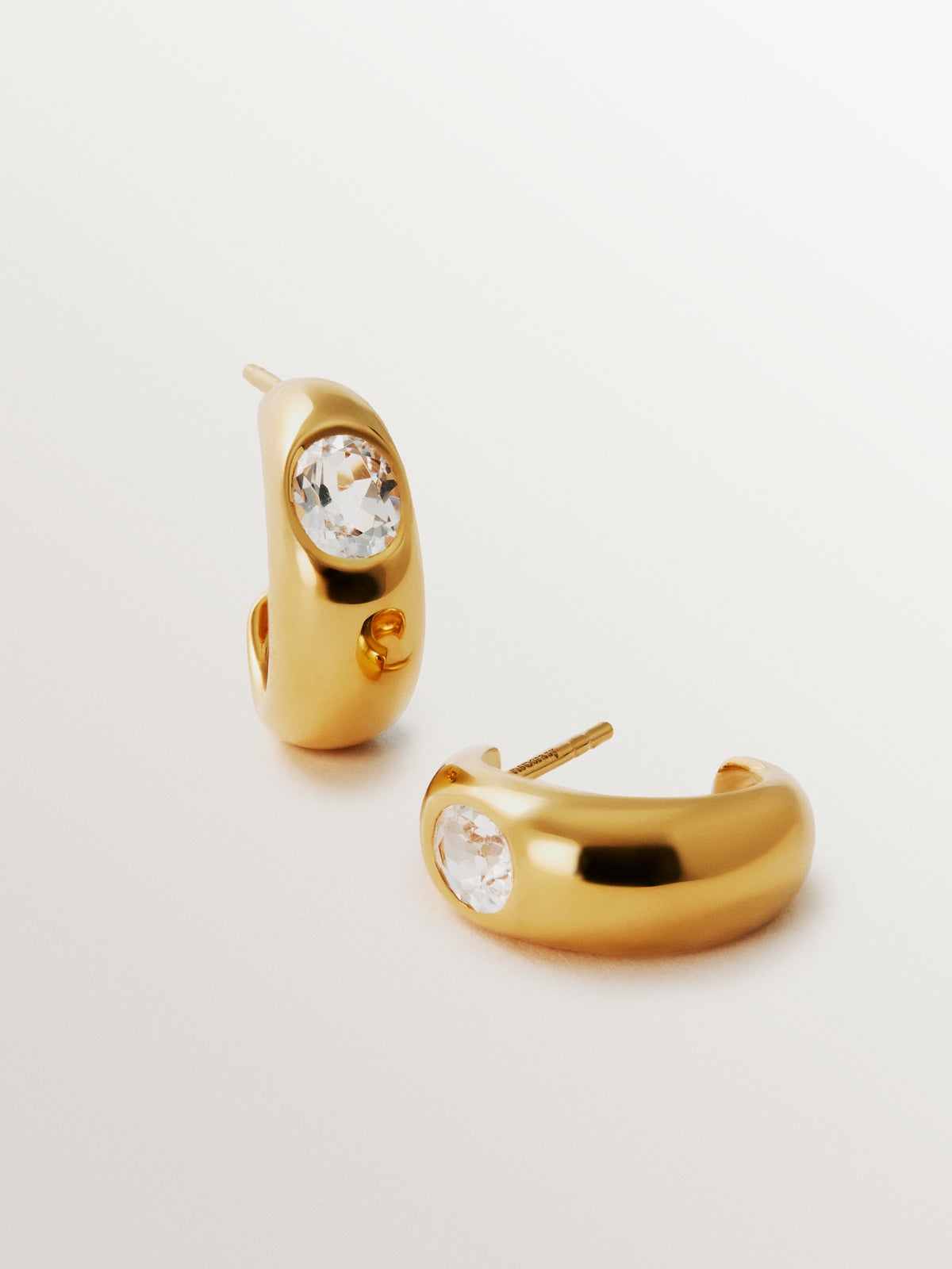 Pendientes de aro de plata 925 bañada en oro amarillo de 18K con 2 topacios blancos