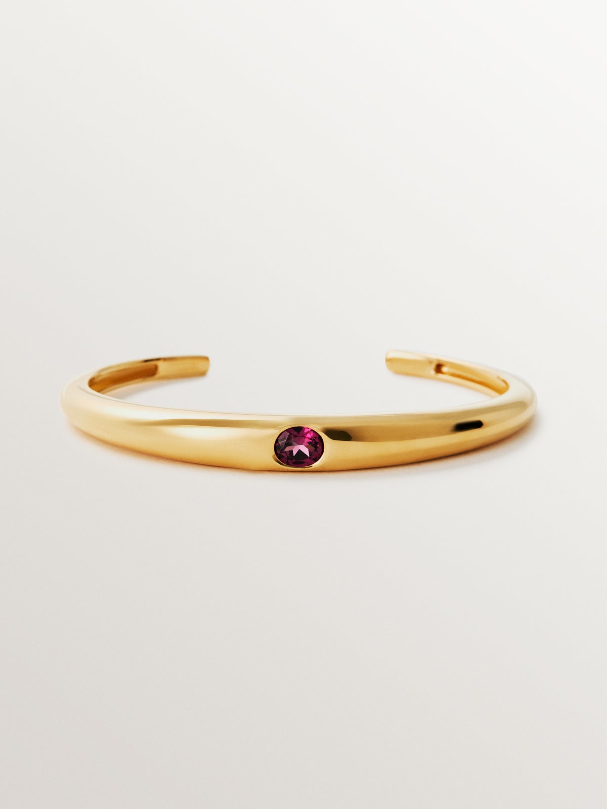 Pulsera rígida de plata 925 bañada en oro amarillo de 18K con rodolita rosa
