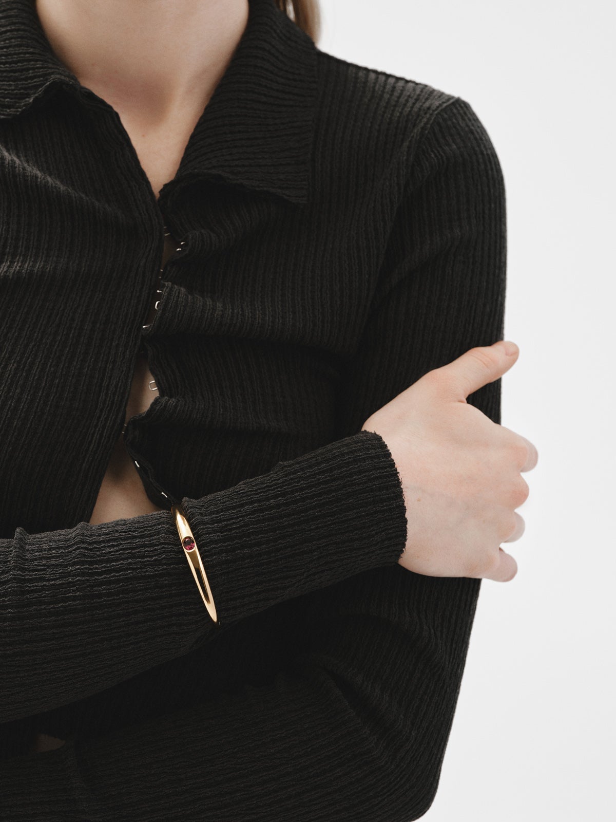 Pulsera rígida de plata 925 bañada en oro amarillo de 18K con rodolita rosa