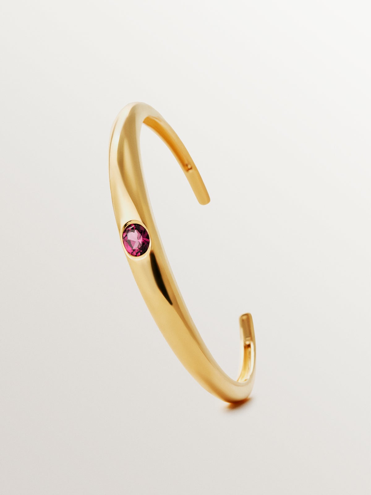 Pulsera rígida de plata 925 bañada en oro amarillo de 18K con rodolita rosa