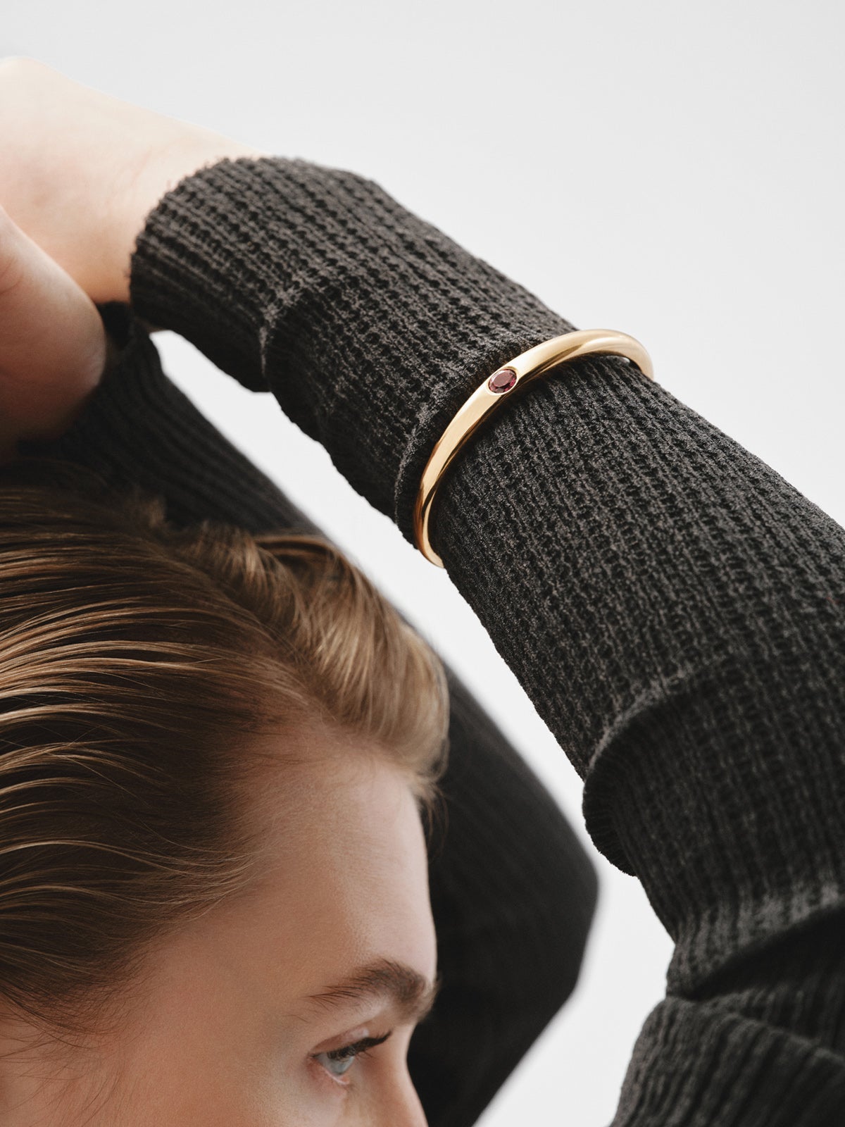 Pulsera rígida de plata 925 bañada en oro amarillo de 18K con rodolita rosa