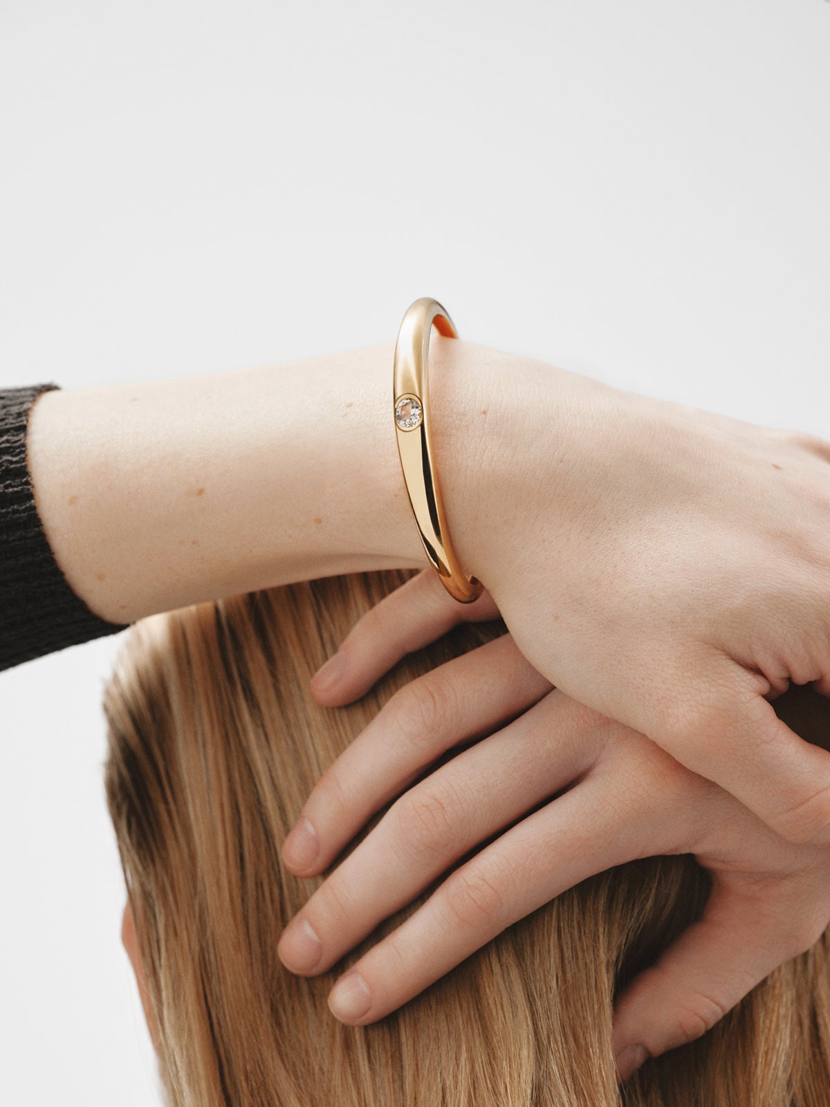 Pulsera rígida de plata 925 bañada en oro amarillo de 18K con topacio blanco