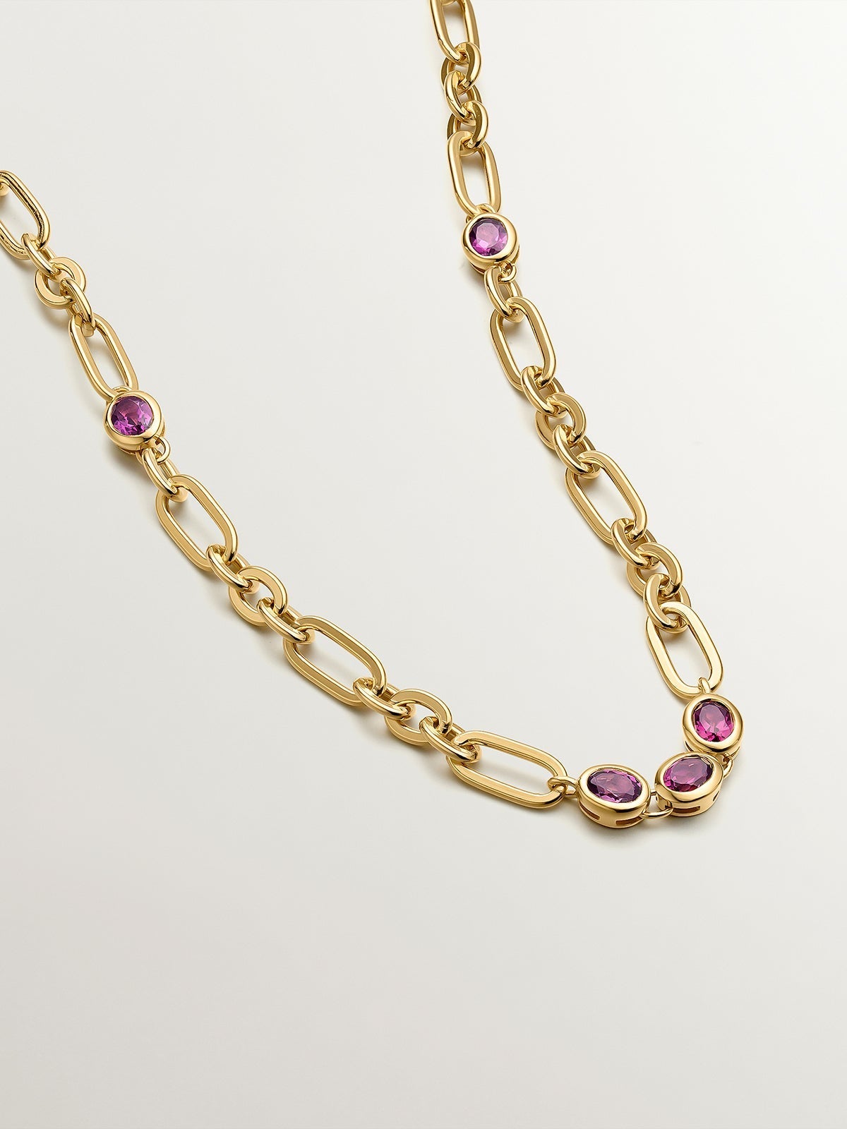 Collar de plata 925 bañada en oro amarillo de 18K con rodolitas rojas