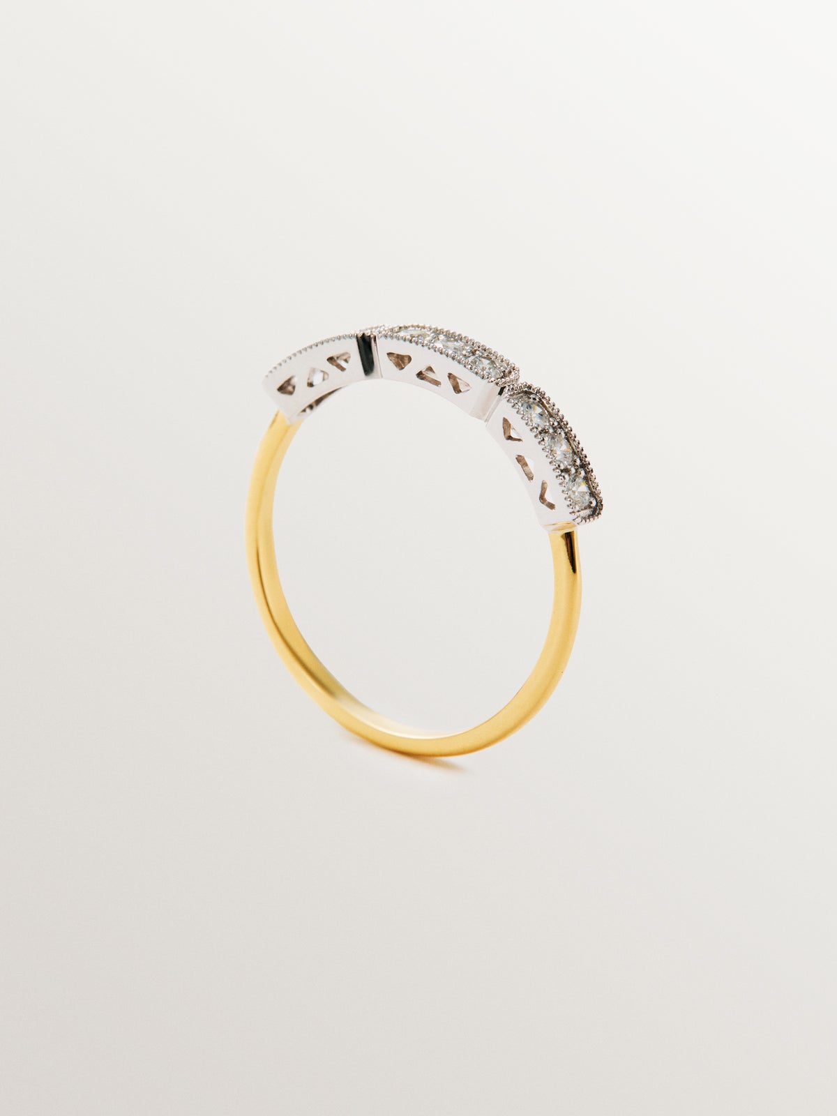 Anillo de oro blanco y amarillo de 18K con pavé de diamantes en talla brillante
