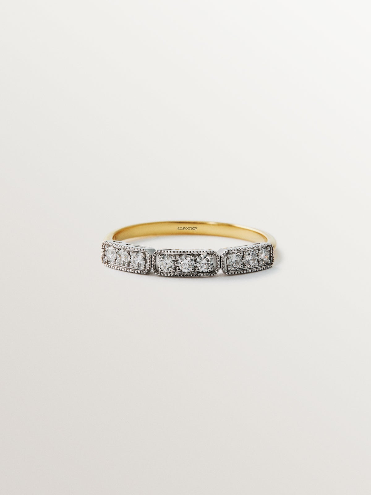 Anillo de oro blanco y amarillo de 18K con pavé de diamantes en talla brillante