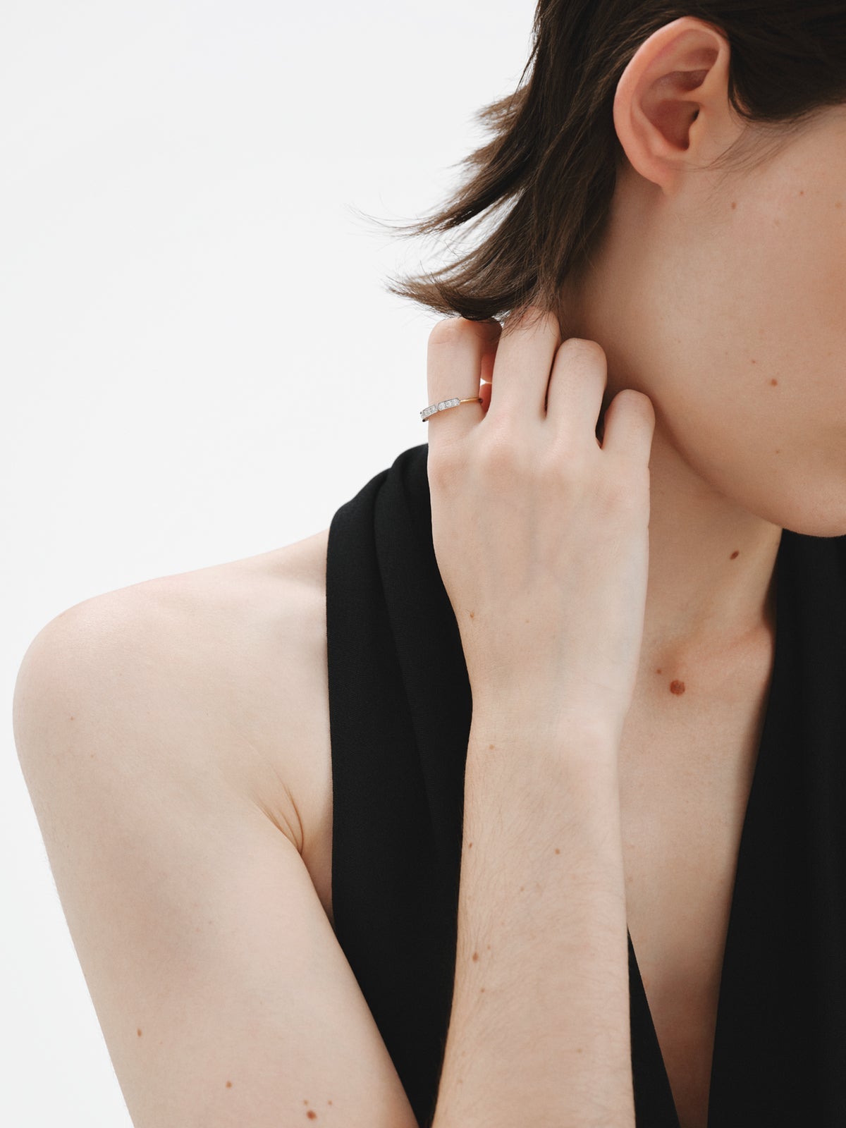 Anillo de oro blanco y amarillo de 18K con pavé de diamantes en talla brillante