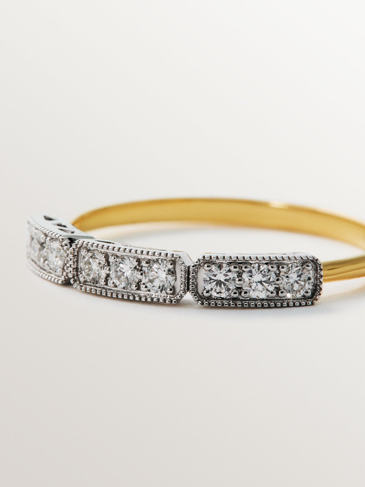 Anillo de oro blanco y amarillo de 18K con pavé de diamantes en talla brillante