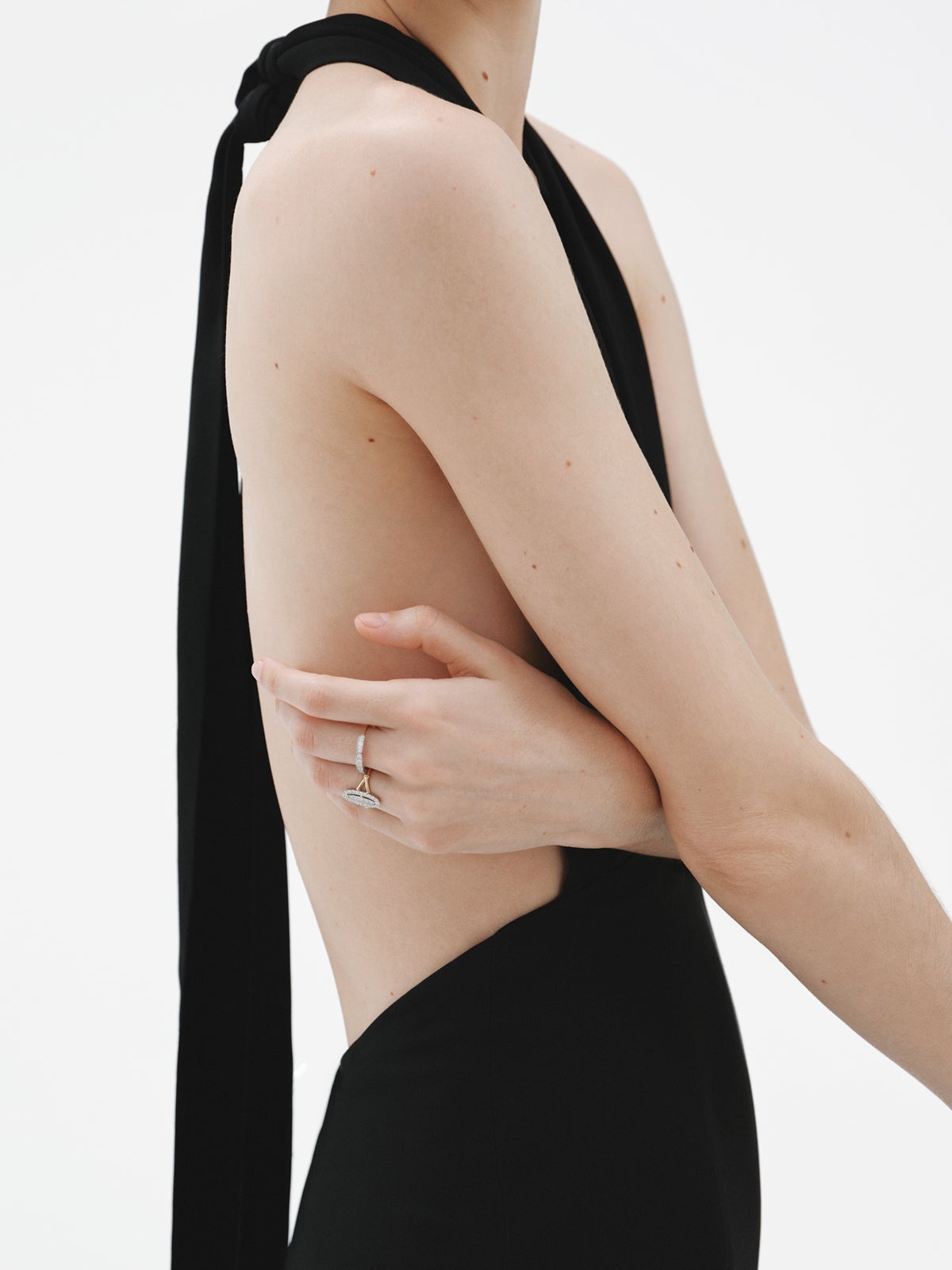 Anillo de oro blanco y amarillo de 18K con pavé de diamantes en talla brillante