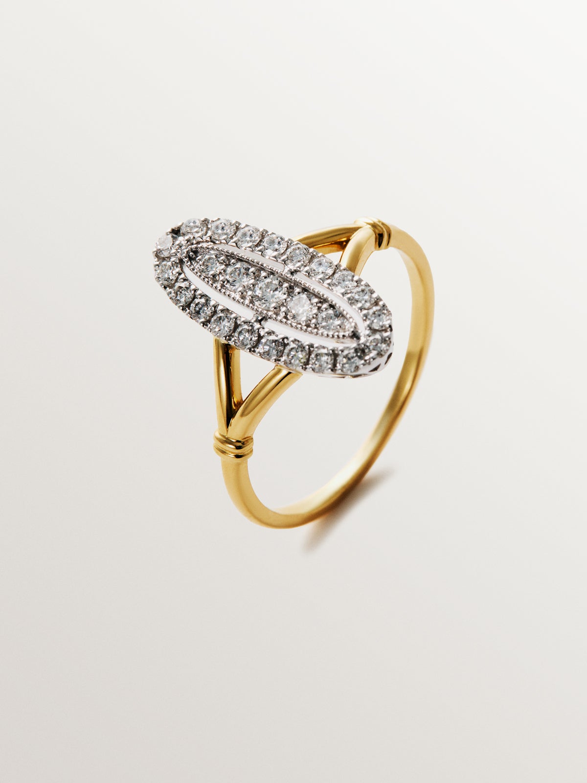 Anillo de oro blanco y amarillo de 18K con pavé de diamantes en talla brillante