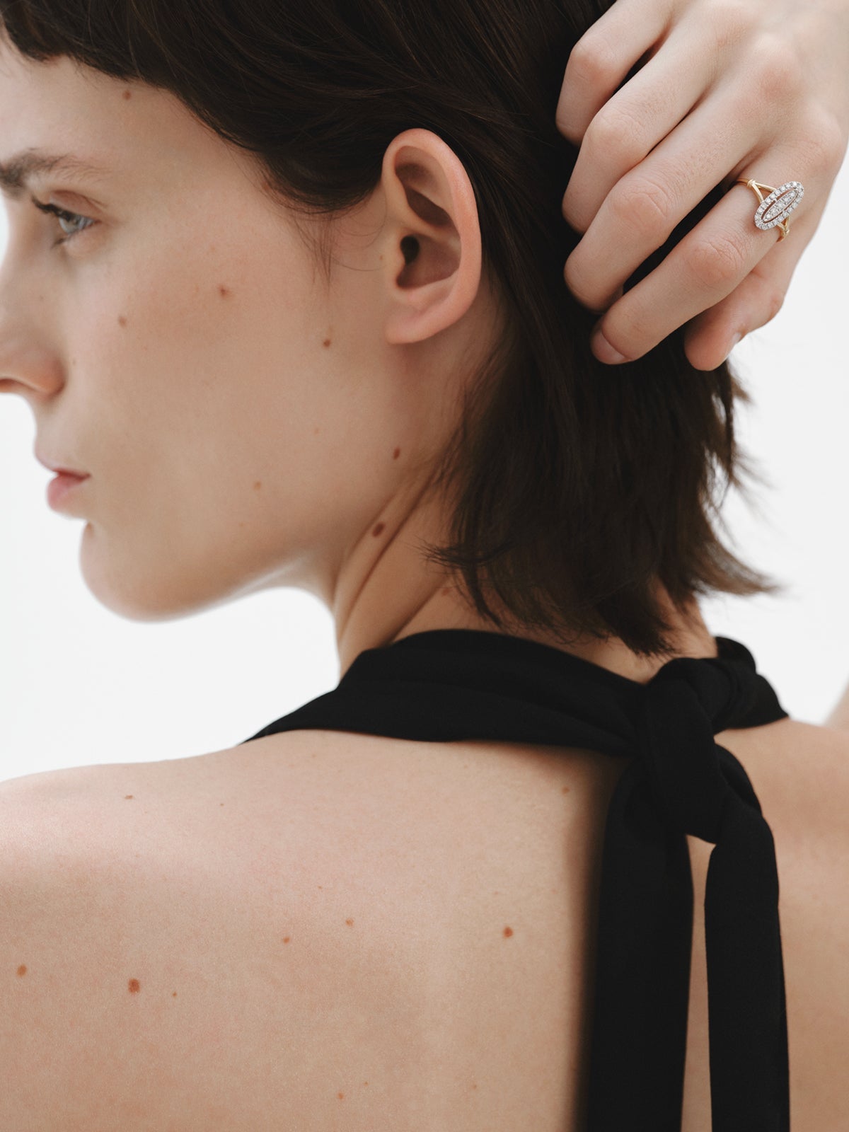 Anillo de oro blanco y amarillo de 18K con pavé de diamantes en talla brillante