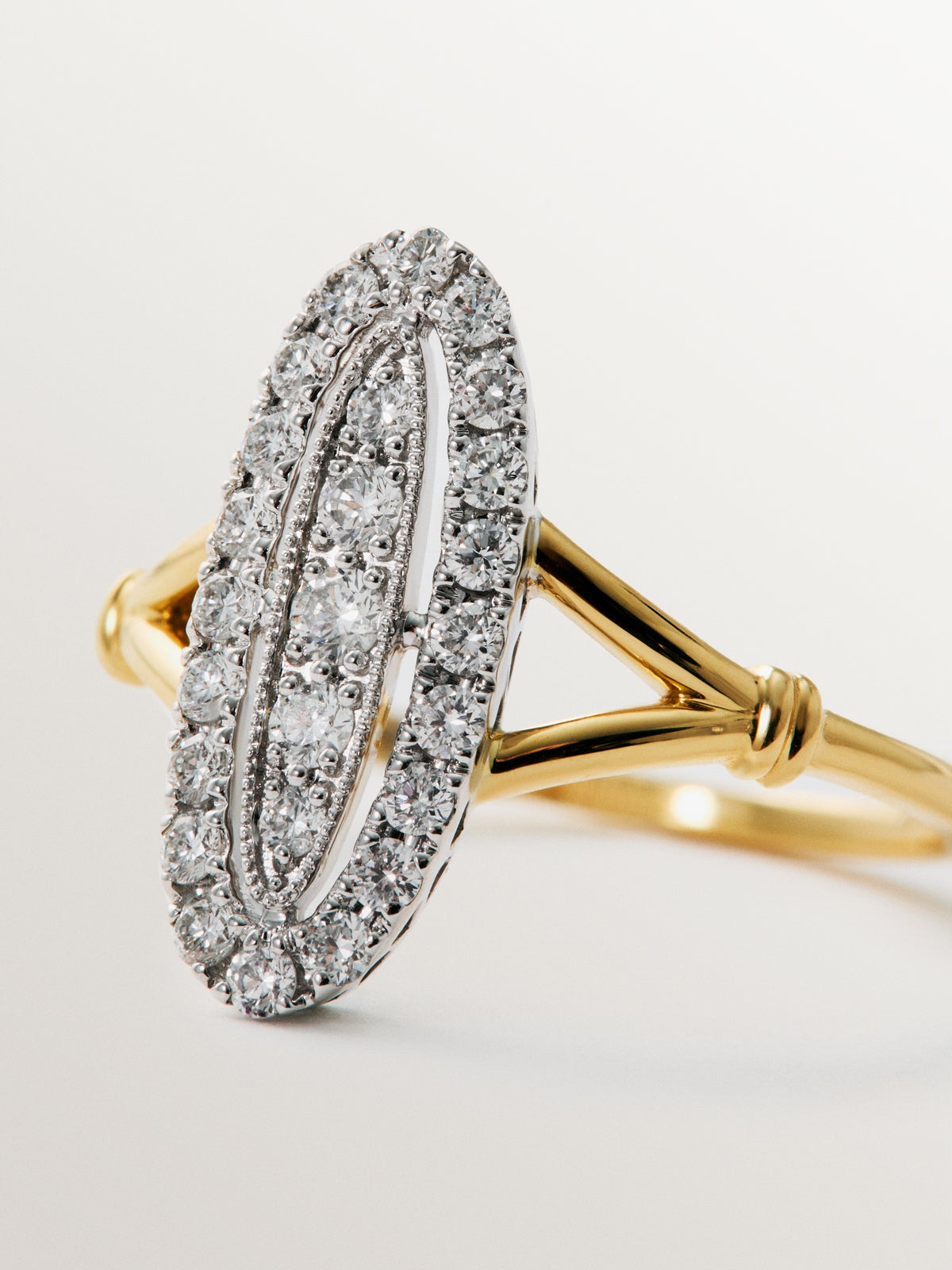 Anillo de oro blanco y amarillo de 18K con pavé de diamantes en talla brillante