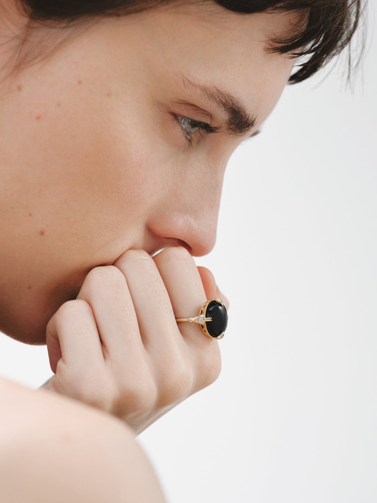 Anillo de oro amarillo de 18K con ónix negro y diamantes en talla brillante