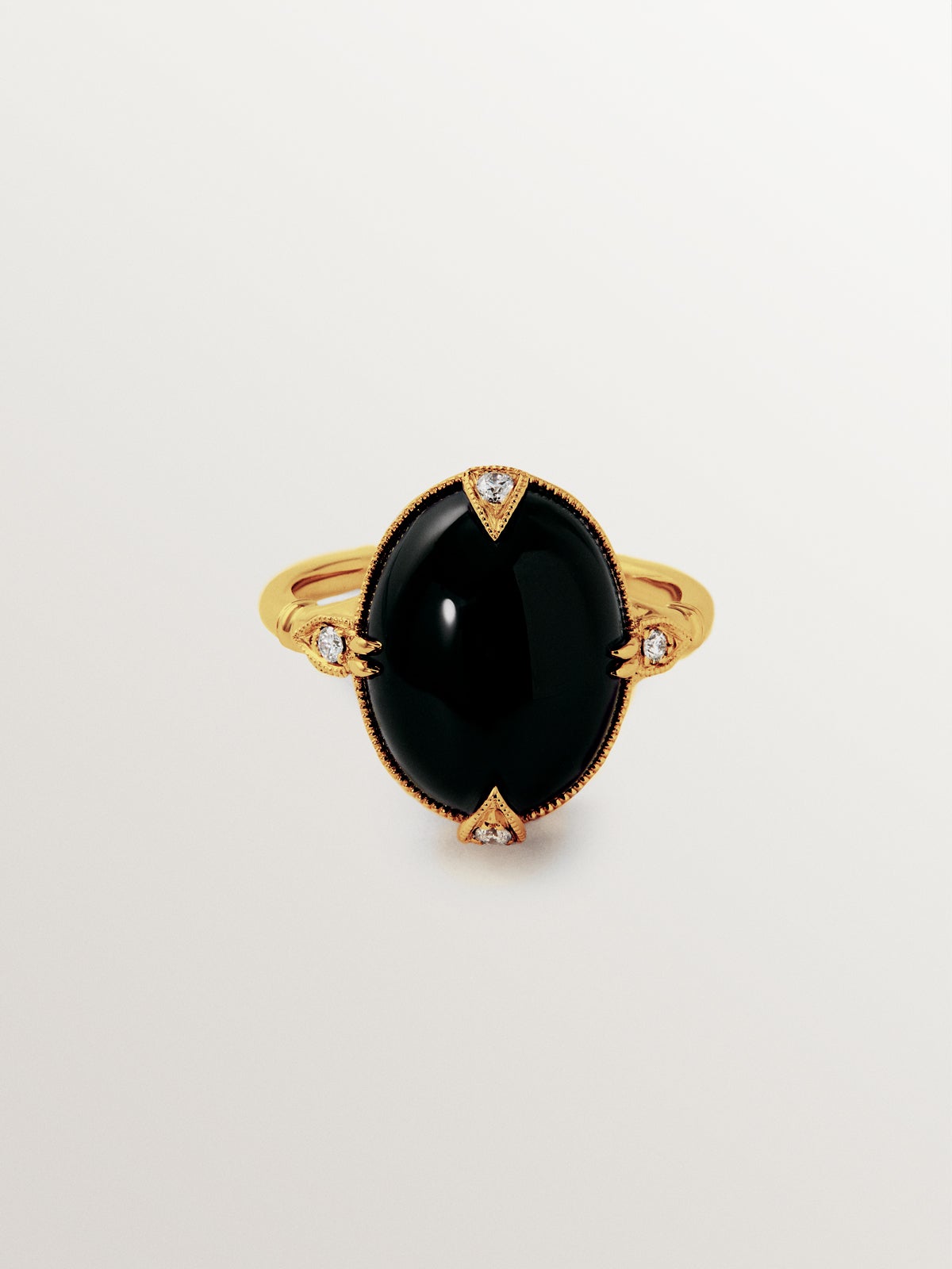 Anillo de oro amarillo de 18K con ónix negro y diamantes en talla brillante