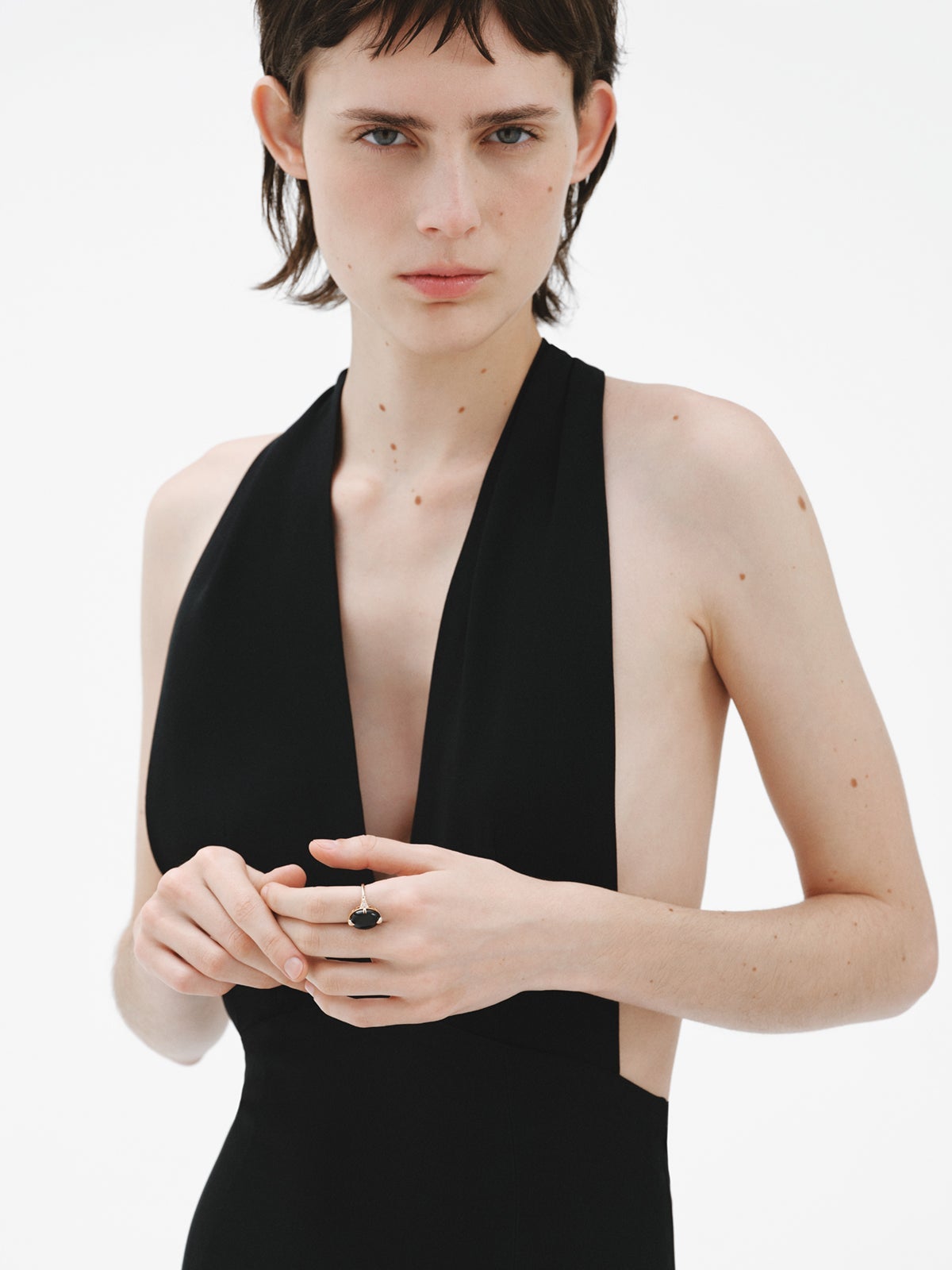 Anillo de oro amarillo de 18K con ónix negro y diamantes en talla brillante