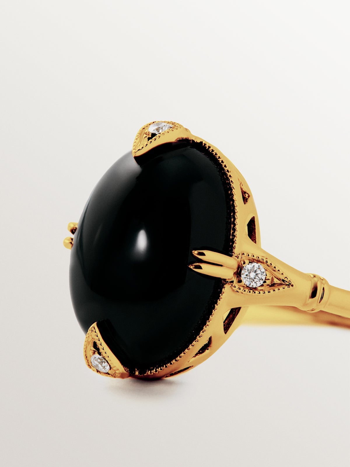 Anillo de oro amarillo de 18K con ónix negro y diamantes en talla brillante