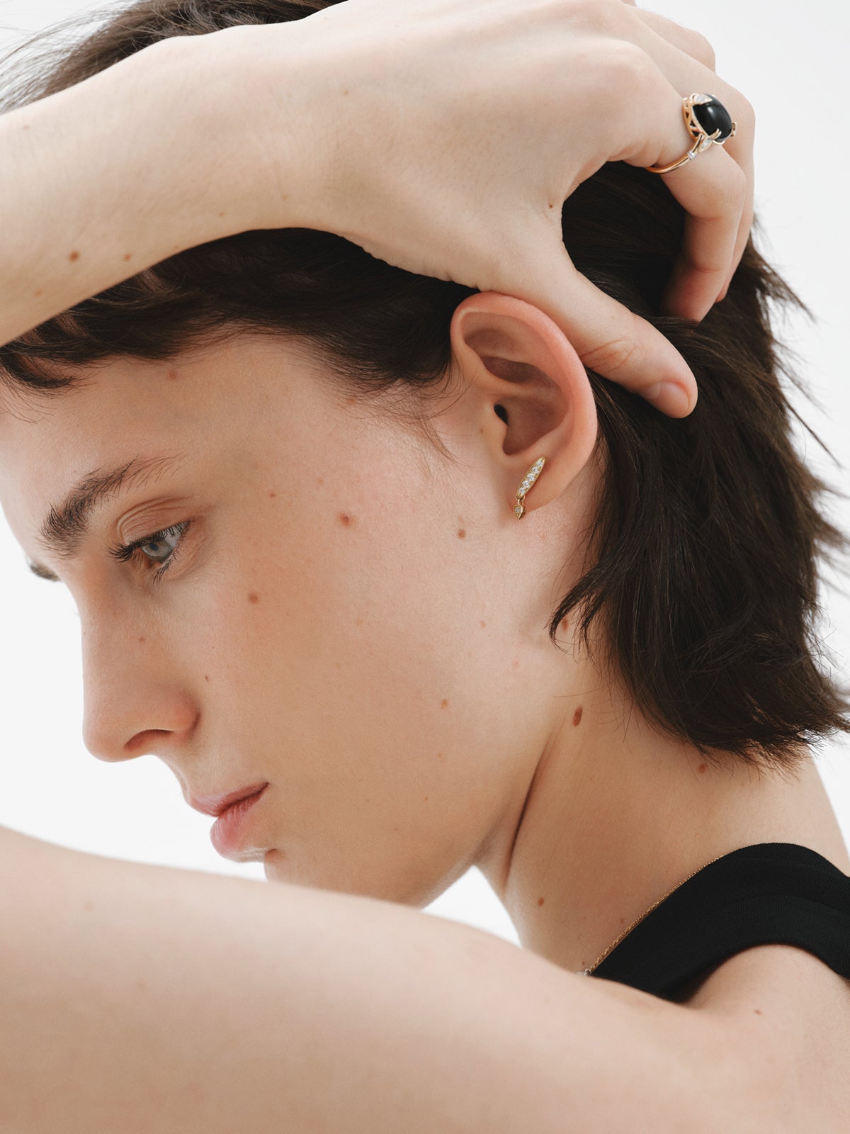 Anillo de oro amarillo de 18K con ónix negro y diamantes en talla brillante