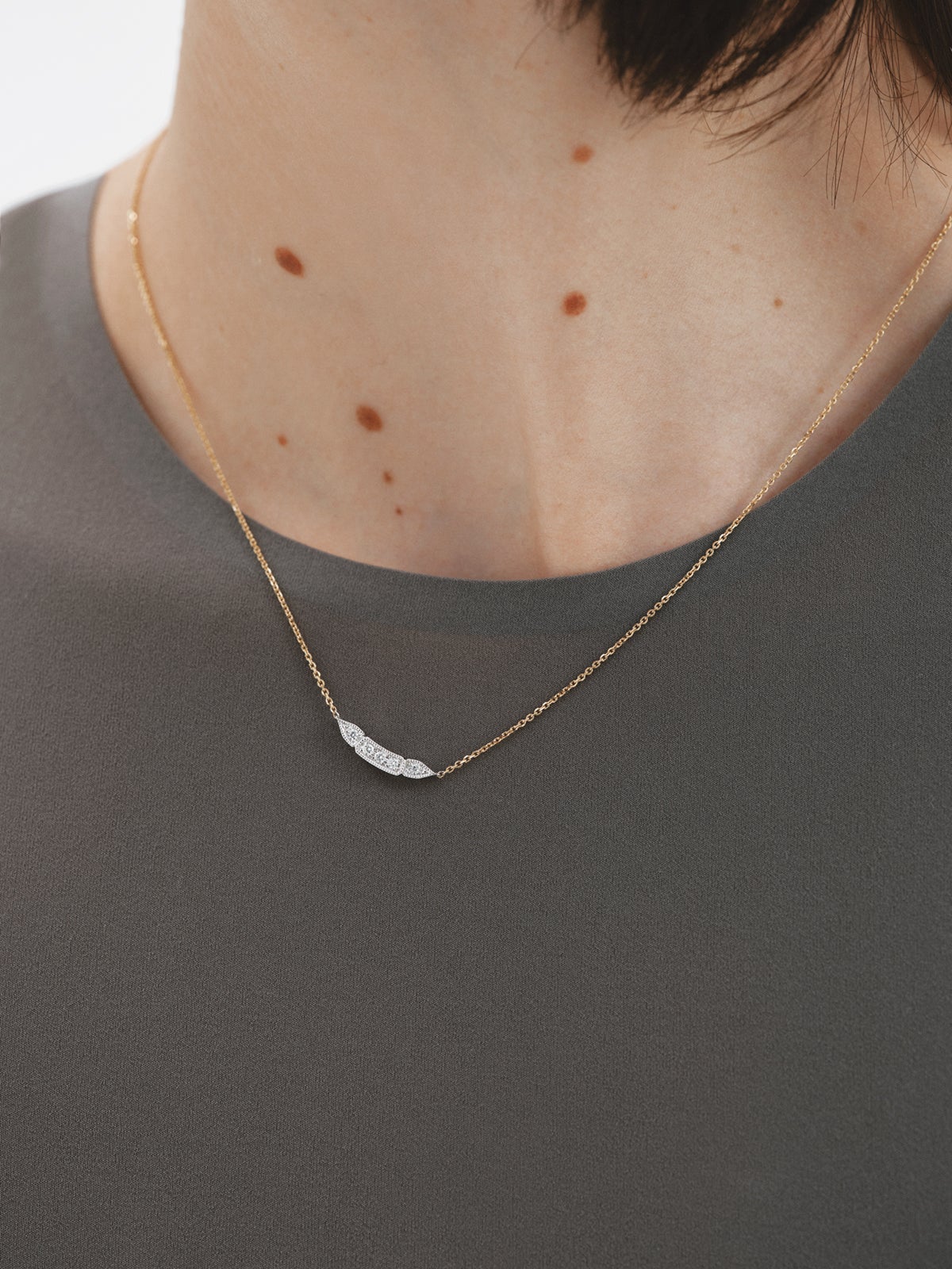 Colgante de oro blanco y amarillo de 18K con pavé de diamantes en talla brillante