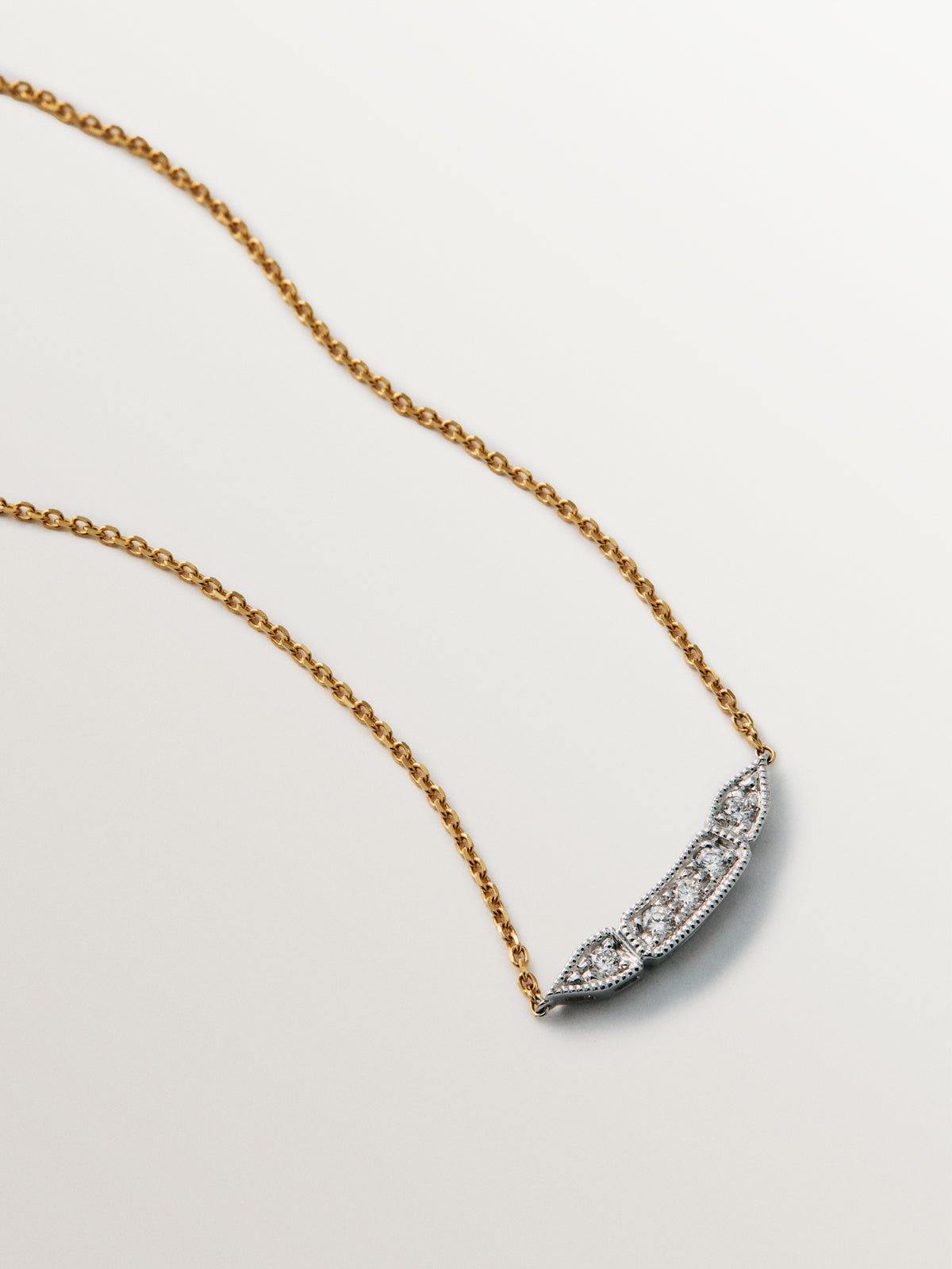 Colgante de oro blanco y amarillo de 18K con pavé de diamantes en talla brillante
