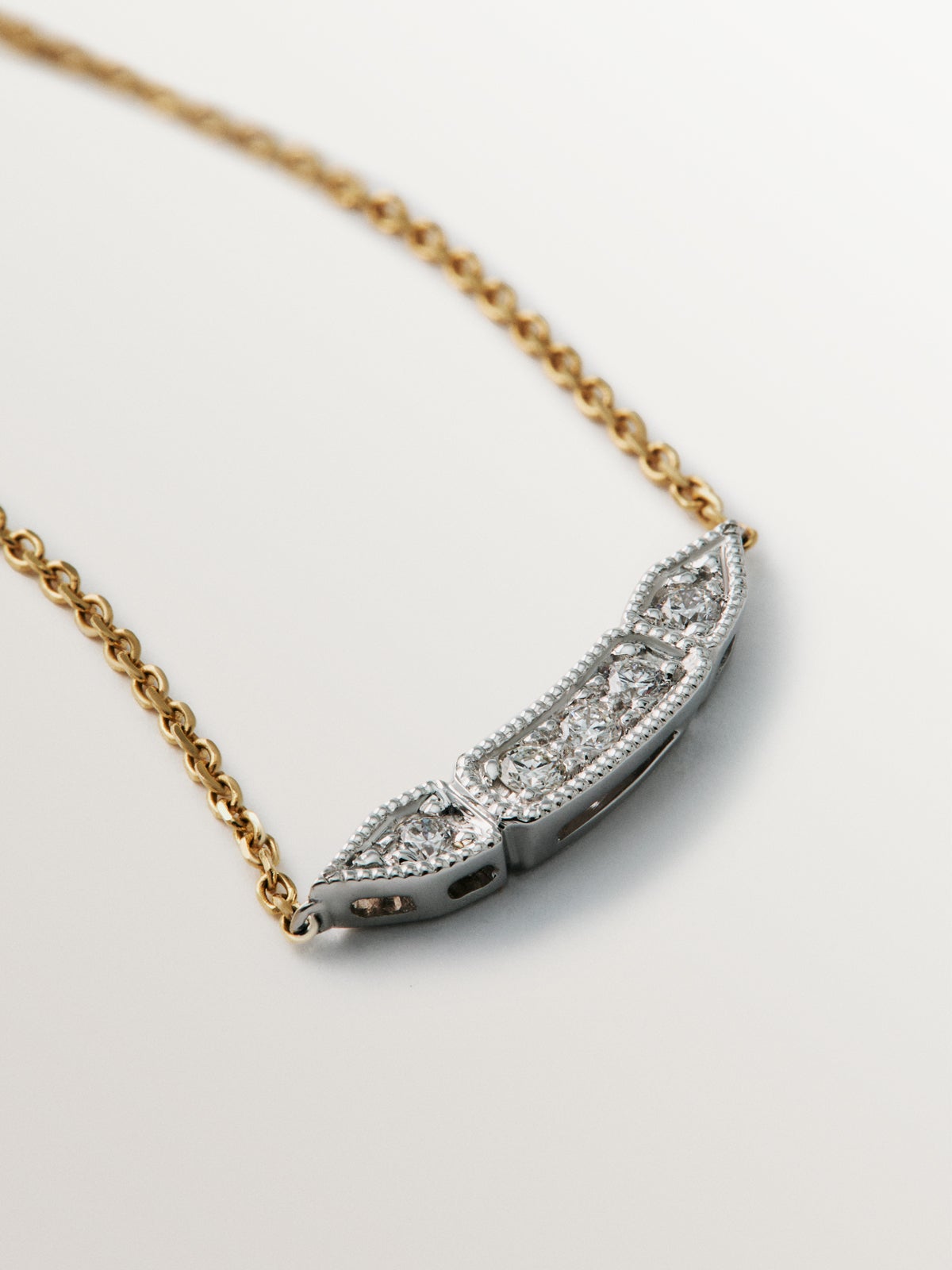 Colgante de oro blanco y amarillo de 18K con pavé de diamantes en talla brillante