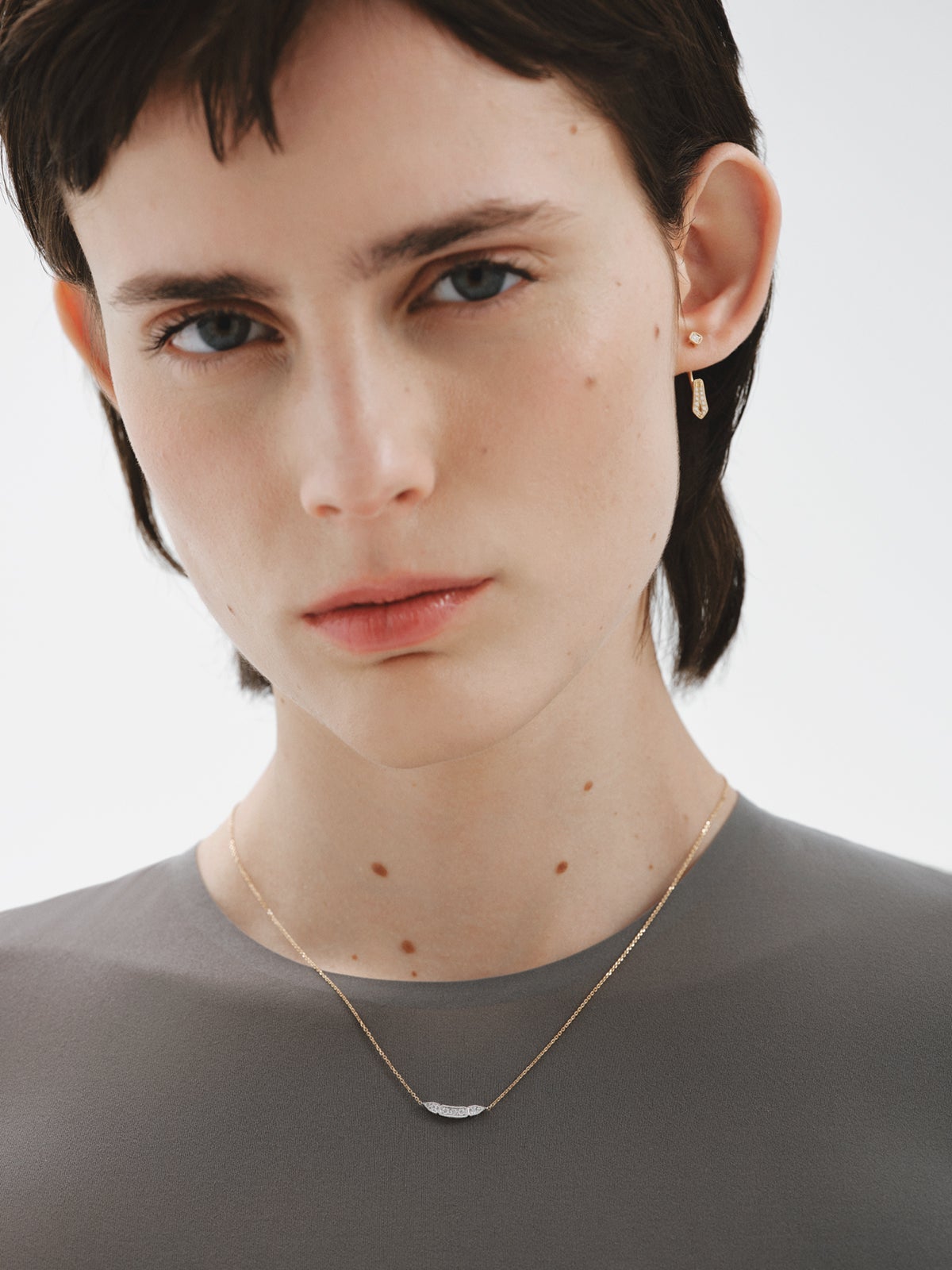 Colgante de oro blanco y amarillo de 18K con pavé de diamantes en talla brillante