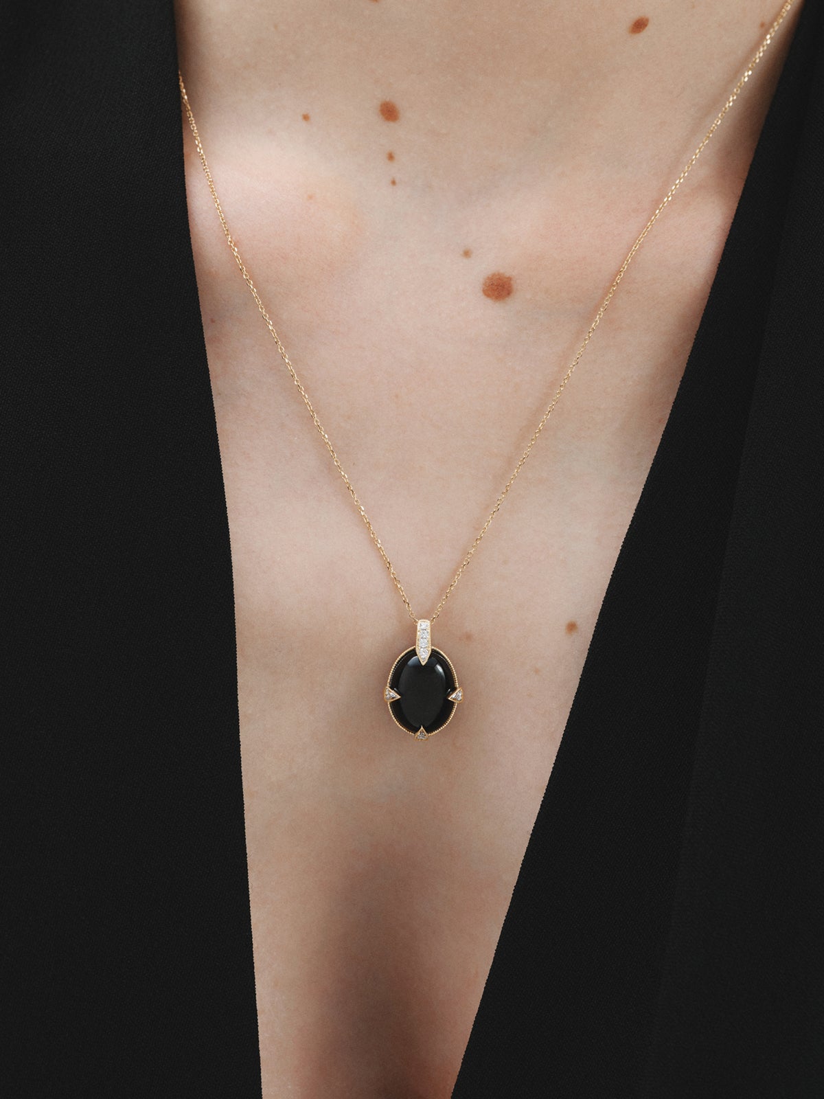 Colgante de oro amarillo de 18K con ónix negro y diamantes en talla brillante