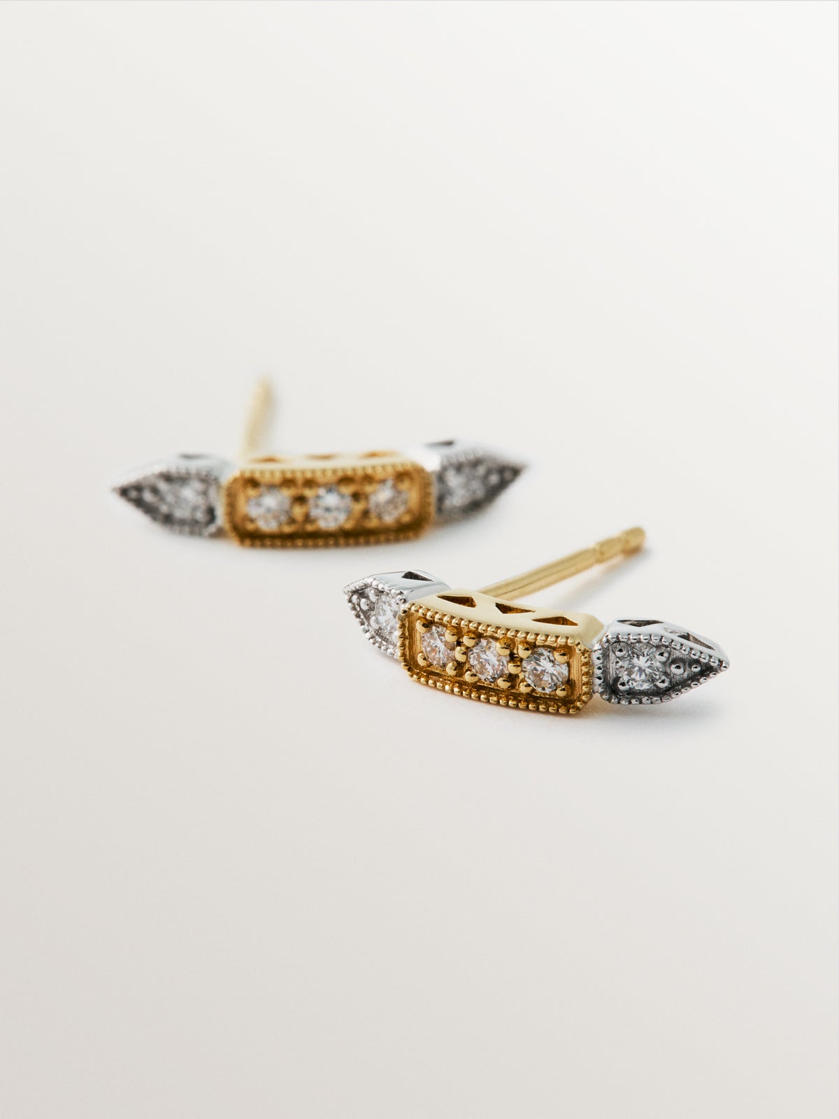 Pendientes de oro blanco y amarillo de 18K con diamantes en talla brillante
