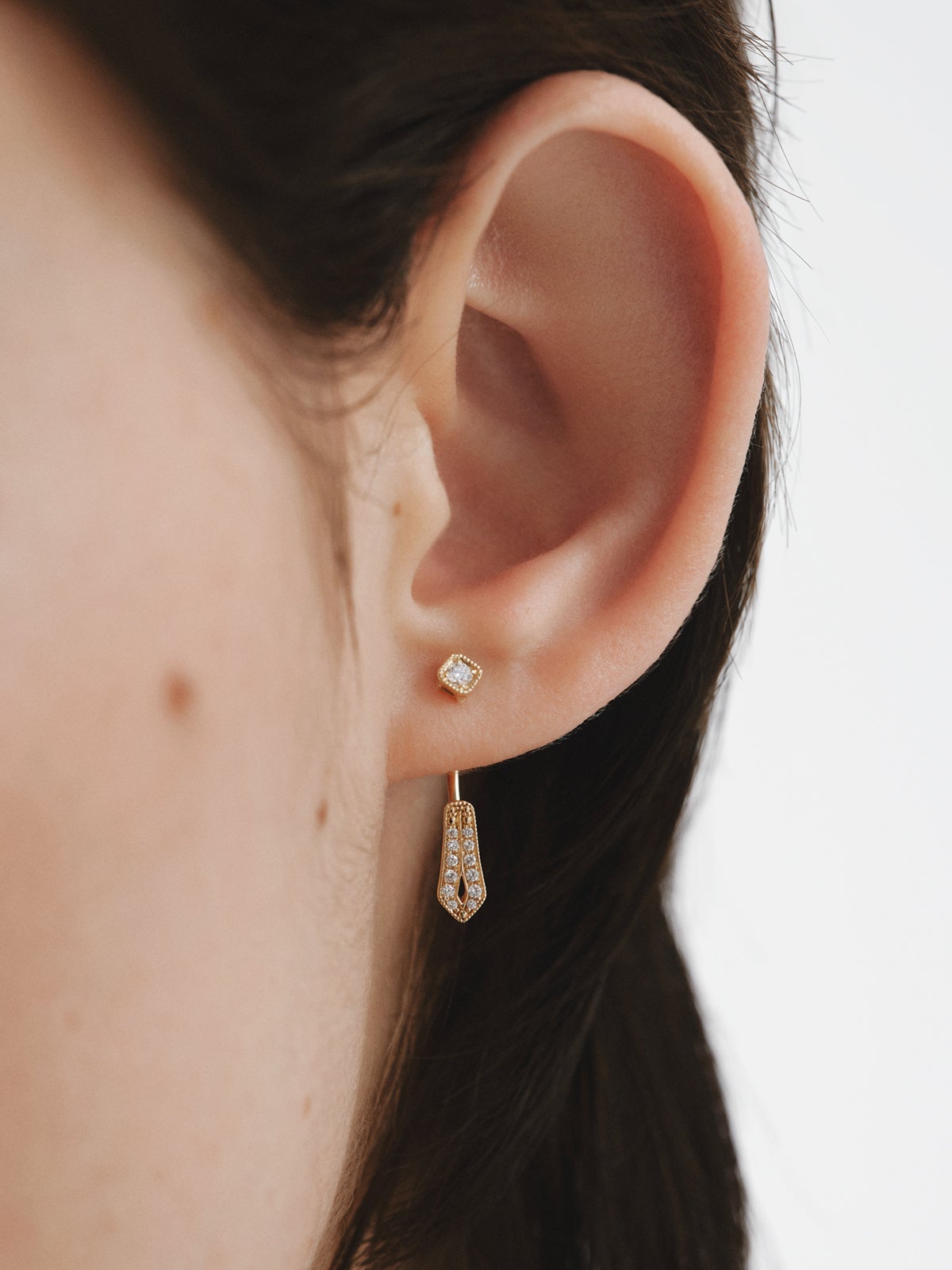 Pendiente individual de oro amarillo de 18K con diamantes en talla brillante