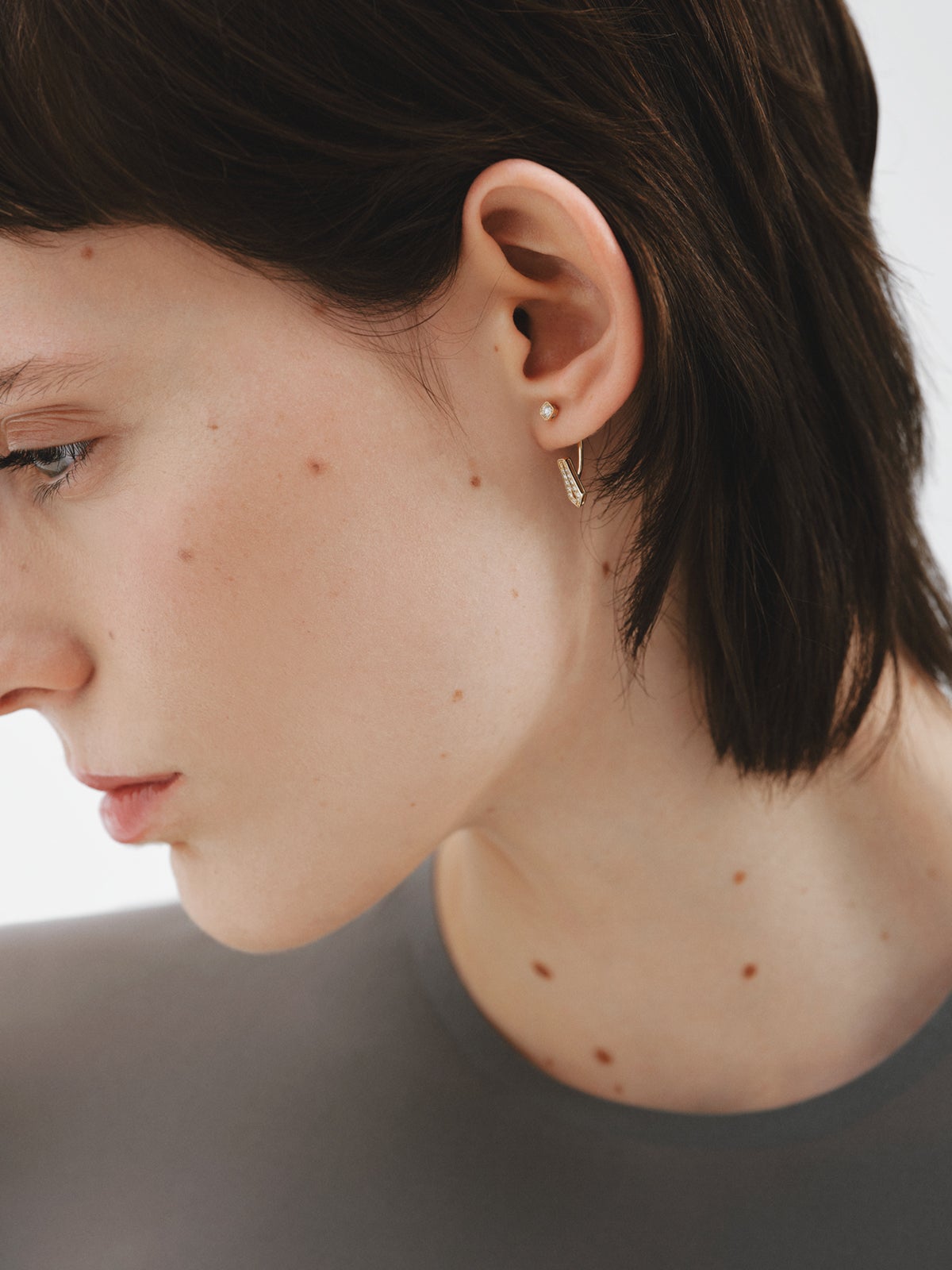 Pendiente individual de oro amarillo de 18K con diamantes en talla brillante