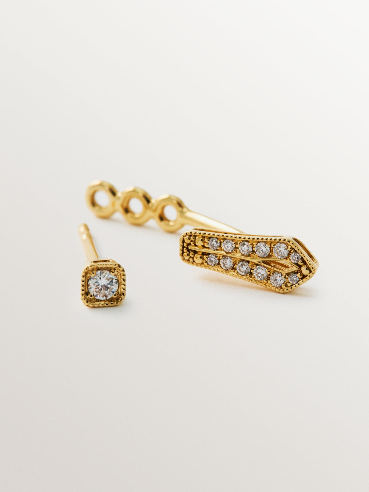 Pendiente individual de oro amarillo de 18K con diamantes en talla brillante